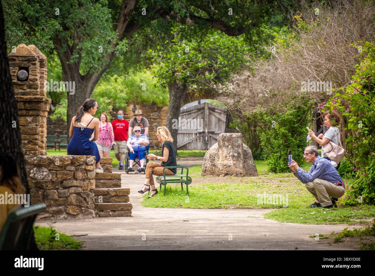 21. Mai 2021, San Antonio, Texas, USA: Menschen versammelten sich und machten Fotos an einem Steinbrunnen (Credit Image: © Edwin Remsberg/VW Pics via ZUMA Press Wire) Stockfoto