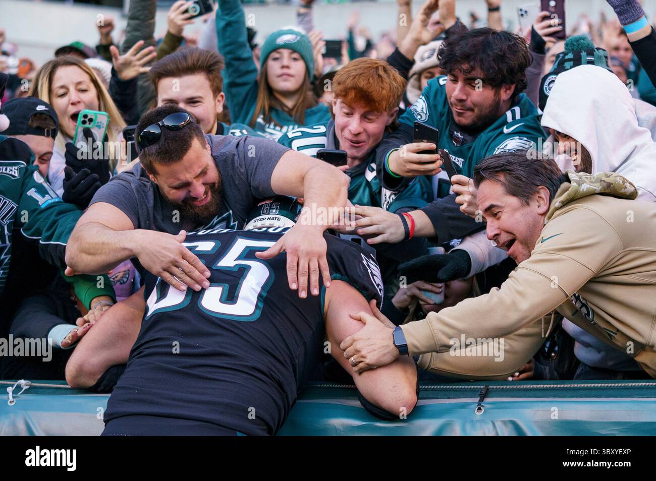 26. Dezember 2021: Philadelphia, Pennsylvania, USA: Philadelphia Eagles Offensive Tackle LANE JOHNSON (65) feiert seinen Touchdown-Fang mit den Fans während des NFL-Spiels zwischen den New York Giants und den Philadelphia Eagles im Lincoln Financial Field. (Bild: © Chris Szagola/CSM via ZUMA Wire) Stockfoto