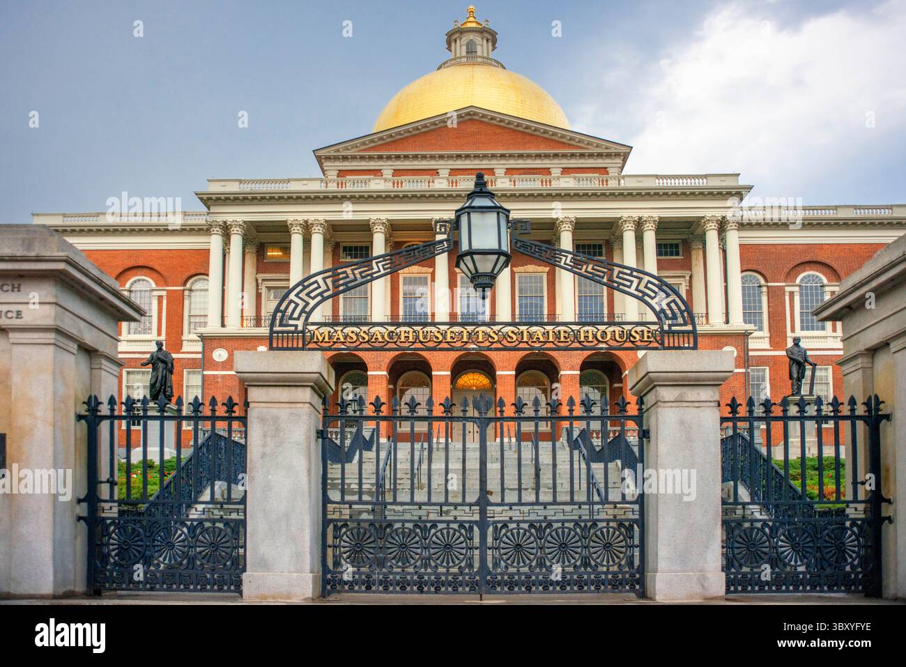 17. August 2018, Boston, Massachusetts, USA: Massachusetts State House der Sitz der Regierung mit goldener Kuppel und Säulen in Boston, USA. Das Massachusetts State House, auch bekannt als Massachusetts Statehouse oder New State House, ist die Hauptstadt des Bundesstaates Massachusetts und Sitz der Regierung des Commonwealth of Massachusetts im Stadtteil Beacon Hill von Boston. Das Gebäude beherbergt die Legislative des Massachusetts General Court und die Büros des Gouverneurs von Massachusetts. Das Gebäude wurde von dem Architekten Charles Bulfinch entworfen und im Januar 1798 gegen einen Preis fertiggestellt Stockfoto