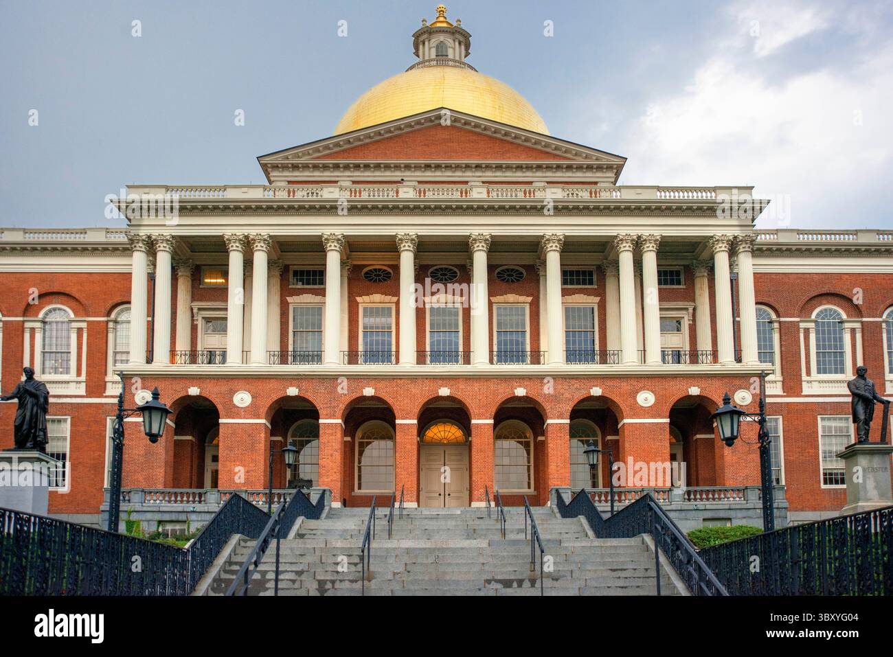 17. August 2018, Boston, Massachusetts, USA: Massachusetts State House der Sitz der Regierung mit goldener Kuppel und Säulen in Boston, USA. Das Massachusetts State House, auch bekannt als Massachusetts Statehouse oder New State House, ist die Hauptstadt des Bundesstaates Massachusetts und Sitz der Regierung des Commonwealth of Massachusetts im Stadtteil Beacon Hill von Boston. Das Gebäude beherbergt die Legislative des Massachusetts General Court und die Büros des Gouverneurs von Massachusetts. Das Gebäude wurde von dem Architekten Charles Bulfinch entworfen und im Januar 1798 gegen einen Preis fertiggestellt Stockfoto