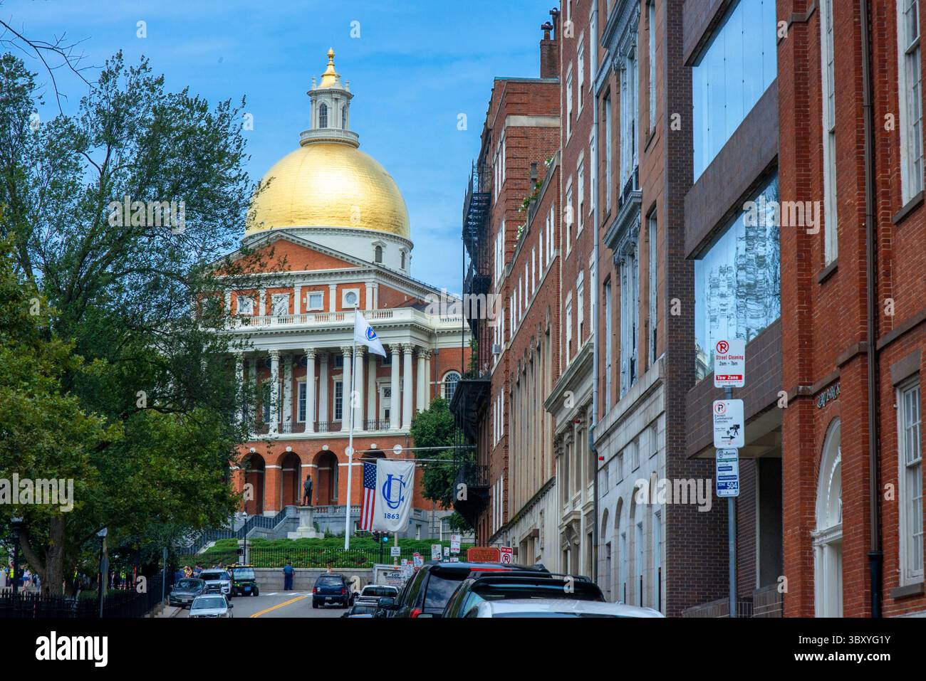 18. August 2018, Boston, Massachusetts, USA: Massachusetts State House der Sitz der Regierung mit goldener Kuppel und Säulen in Boston, USA. Das Massachusetts State House, auch bekannt als Massachusetts Statehouse oder New State House, ist die Hauptstadt des Bundesstaates Massachusetts und Sitz der Regierung des Commonwealth of Massachusetts im Stadtteil Beacon Hill von Boston. Das Gebäude beherbergt die Legislative des Massachusetts General Court und die Büros des Gouverneurs von Massachusetts. Das Gebäude wurde von dem Architekten Charles Bulfinch entworfen und im Januar 1798 gegen einen Preis fertiggestellt Stockfoto