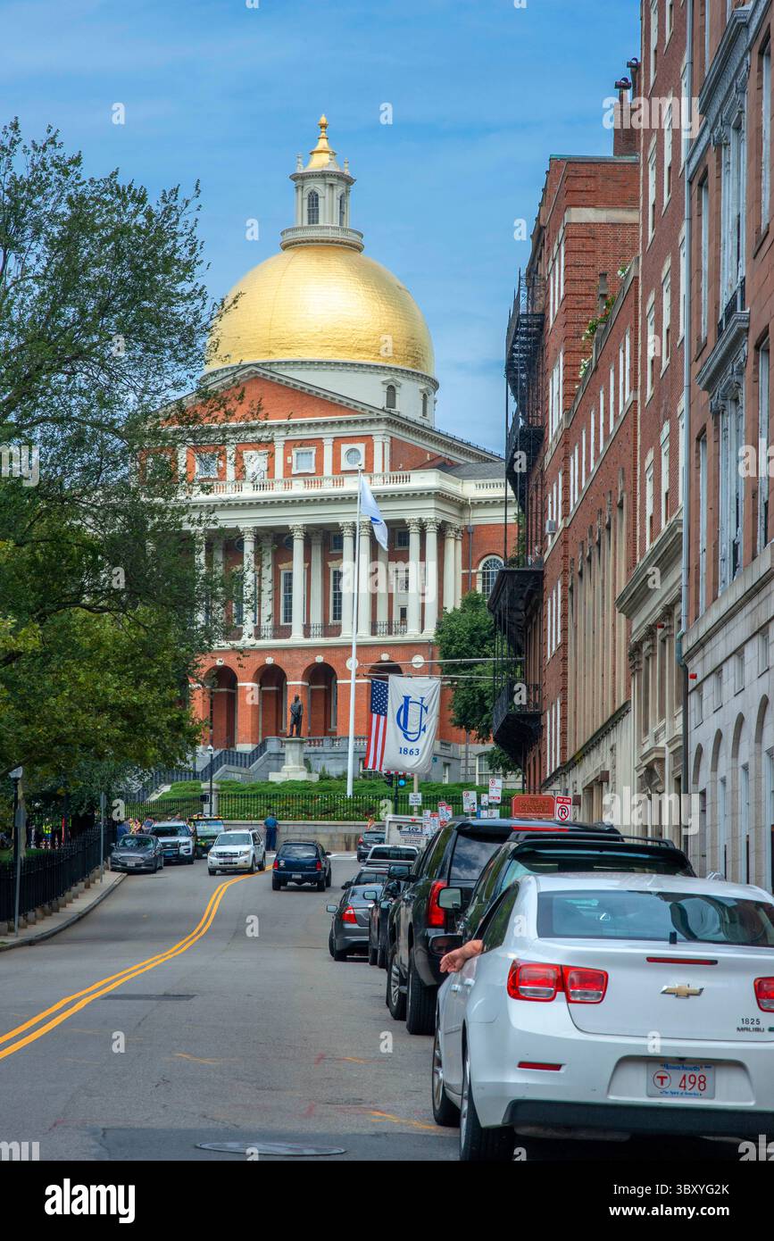 18. August 2018, Boston, Massachusetts, USA: Massachusetts State House der Sitz der Regierung mit goldener Kuppel und Säulen in Boston, USA. Das Massachusetts State House, auch bekannt als Massachusetts Statehouse oder New State House, ist die Hauptstadt des Bundesstaates Massachusetts und Sitz der Regierung des Commonwealth of Massachusetts im Stadtteil Beacon Hill von Boston. Das Gebäude beherbergt die Legislative des Massachusetts General Court und die Büros des Gouverneurs von Massachusetts. Das Gebäude wurde von dem Architekten Charles Bulfinch entworfen und im Januar 1798 gegen einen Preis fertiggestellt Stockfoto