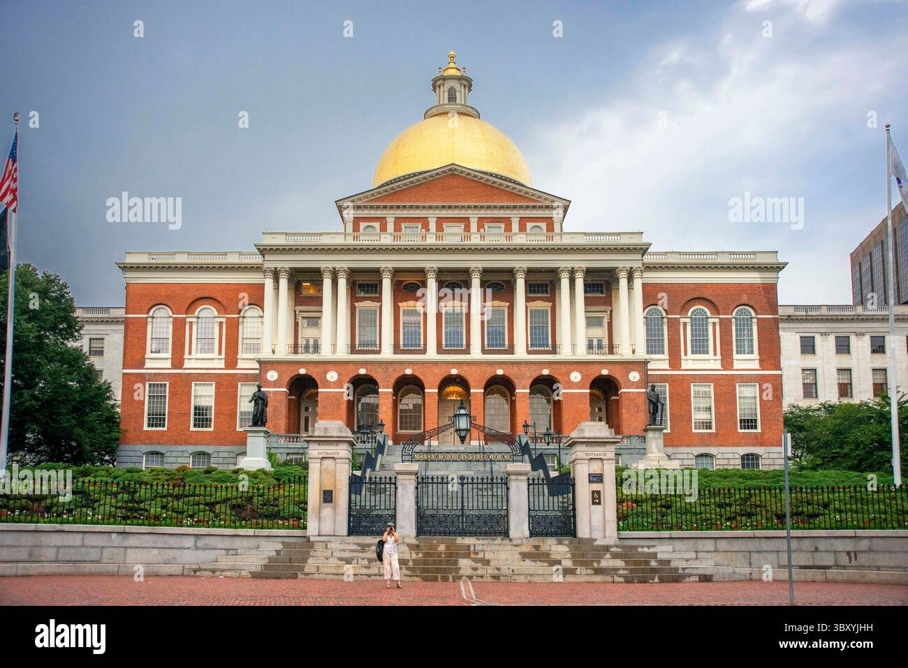 17. August 2018, Boston, Massachusetts, USA: Massachusetts State House der Sitz der Regierung mit goldener Kuppel und Säulen in Boston, USA. Das Massachusetts State House, auch bekannt als Massachusetts Statehouse oder New State House, ist die Hauptstadt des Bundesstaates Massachusetts und Sitz der Regierung des Commonwealth of Massachusetts im Stadtteil Beacon Hill von Boston. Das Gebäude beherbergt die Legislative des Massachusetts General Court und die Büros des Gouverneurs von Massachusetts. Das Gebäude wurde von dem Architekten Charles Bulfinch entworfen und im Januar 1798 gegen einen Preis fertiggestellt Stockfoto
