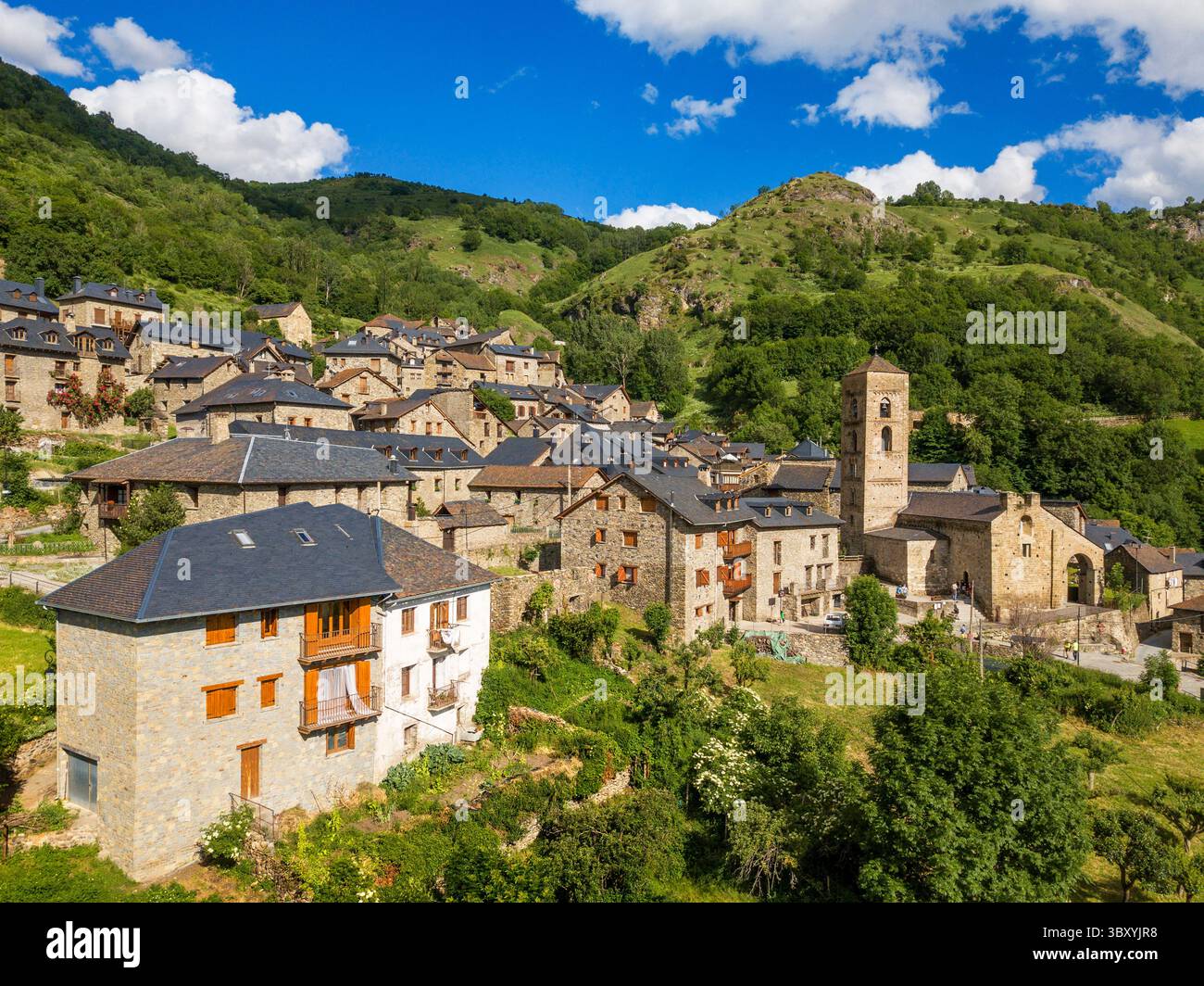 25. Juni 2021, Lleida, Spanien: Luftaufnahme des ländlichen Dorfes Durro, Valle de Boi, Pyrenäen, Catlunya, Spanien...Durro ist eine Stadt in der Gemeinde Valle de BohÃ­ in der Region Alta Ribagorza in der Provinz Lleida in der Autonomen Gemeinschaft Katalonien, Spanien. Es liegt auf 1384 Metern Höhe in den Ausläufern der Sierra de Corruco. Der Fluss Durro (ein Nebenfluss der Noguera de Tor) und der Fluss Barranco Cortina fließen in seiner Zeit zusammen. Es hat ein weitläufiges Weiler mit beliebter Architektur mit Schieferdächern. (Bild: © Sergi Reboredo/ZUMA Press Wire) Stockfoto