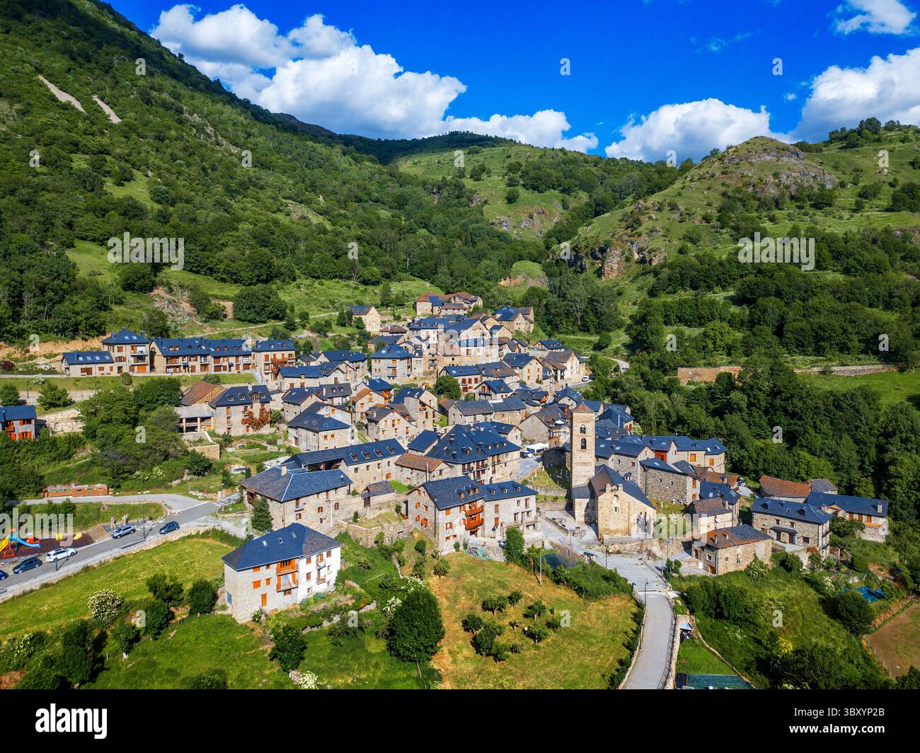 25. Juni 2021, Lleida, Spanien: Luftaufnahme des ländlichen Dorfes Durro, Valle de Boi, Pyrenäen, Catlunya, Spanien...Durro ist eine Stadt in der Gemeinde Valle de BohÃ­ in der Region Alta Ribagorza in der Provinz Lleida in der Autonomen Gemeinschaft Katalonien, Spanien. Es liegt auf 1384 Metern Höhe in den Ausläufern der Sierra de Corruco. Der Fluss Durro (ein Nebenfluss der Noguera de Tor) und der Fluss Barranco Cortina fließen in seiner Zeit zusammen. Es hat ein weitläufiges Weiler mit beliebter Architektur mit Schieferdächern. (Bild: © Sergi Reboredo/ZUMA Press Wire) Stockfoto