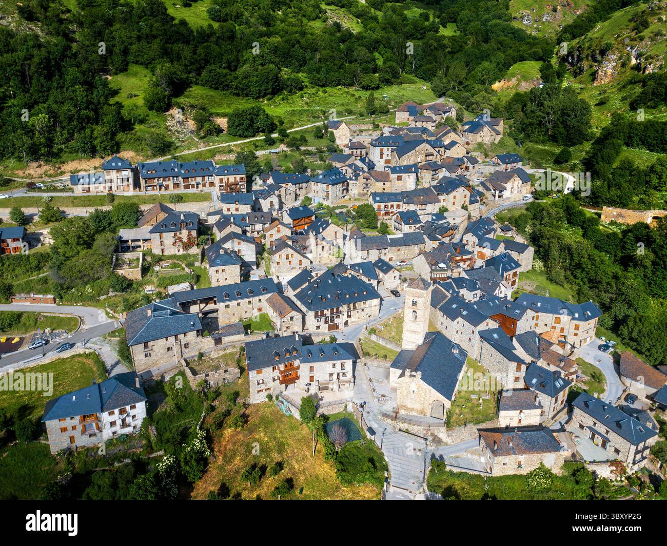 25. Juni 2021, Lleida, Spanien: Luftaufnahme des ländlichen Dorfes Durro, Valle de Boi, Pyrenäen, Catlunya, Spanien...Durro ist eine Stadt in der Gemeinde Valle de BohÃ­ in der Region Alta Ribagorza in der Provinz Lleida in der Autonomen Gemeinschaft Katalonien, Spanien. Es liegt auf 1384 Metern Höhe in den Ausläufern der Sierra de Corruco. Der Fluss Durro (ein Nebenfluss der Noguera de Tor) und der Fluss Barranco Cortina fließen in seiner Zeit zusammen. Es hat ein weitläufiges Weiler mit beliebter Architektur mit Schieferdächern. (Bild: © Sergi Reboredo/ZUMA Press Wire) Stockfoto