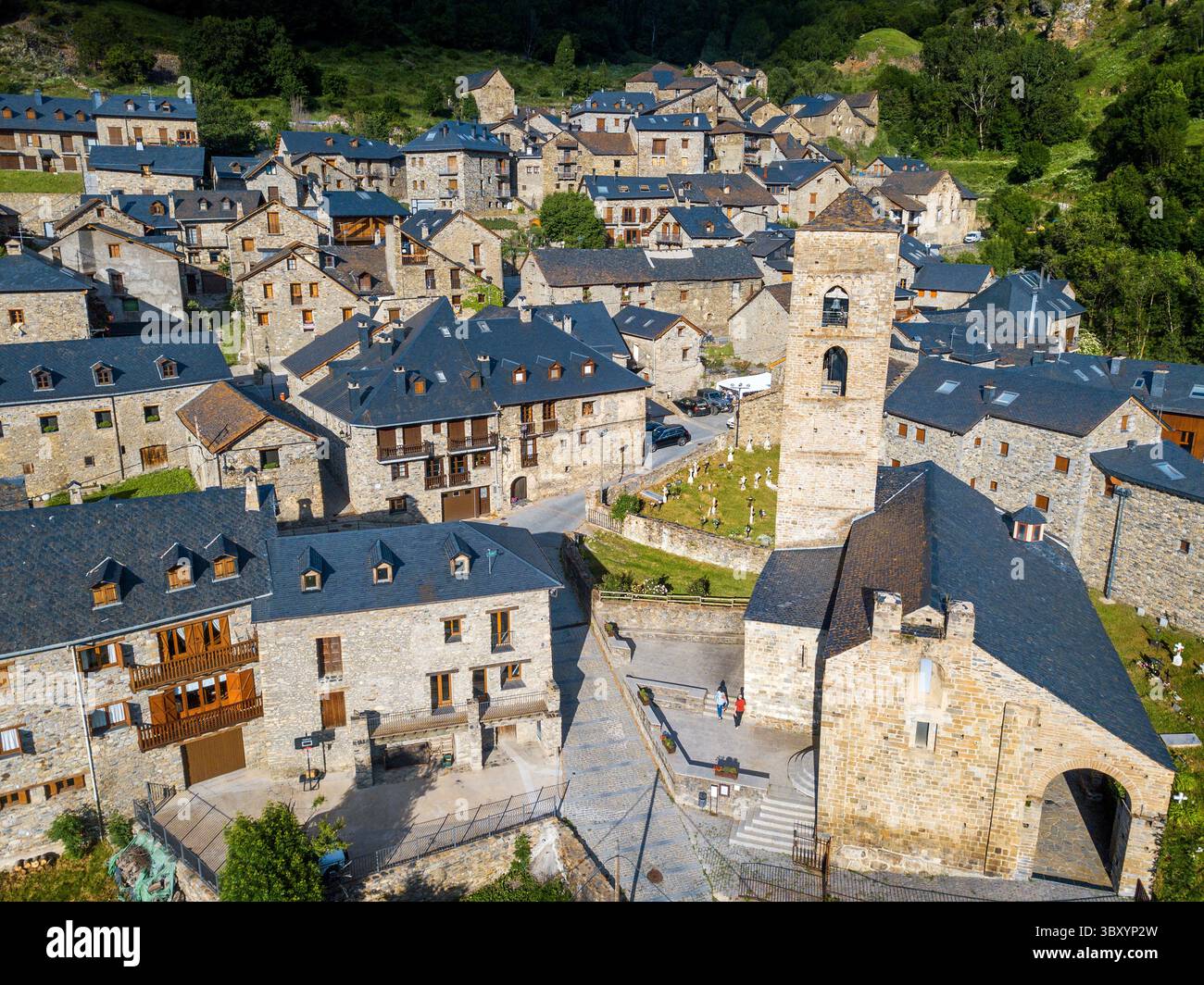 25. Juni 2021, Lleida, Spanien: Luftaufnahme des ländlichen Dorfes Durro, Valle de Boi, Pyrenäen, Catlunya, Spanien...Durro ist eine Stadt in der Gemeinde Valle de BohÃ­ in der Region Alta Ribagorza in der Provinz Lleida in der Autonomen Gemeinschaft Katalonien, Spanien. Es liegt auf 1384 Metern Höhe in den Ausläufern der Sierra de Corruco. Der Fluss Durro (ein Nebenfluss der Noguera de Tor) und der Fluss Barranco Cortina fließen in seiner Zeit zusammen. Es hat ein weitläufiges Weiler mit beliebter Architektur mit Schieferdächern. (Bild: © Sergi Reboredo/ZUMA Press Wire) Stockfoto
