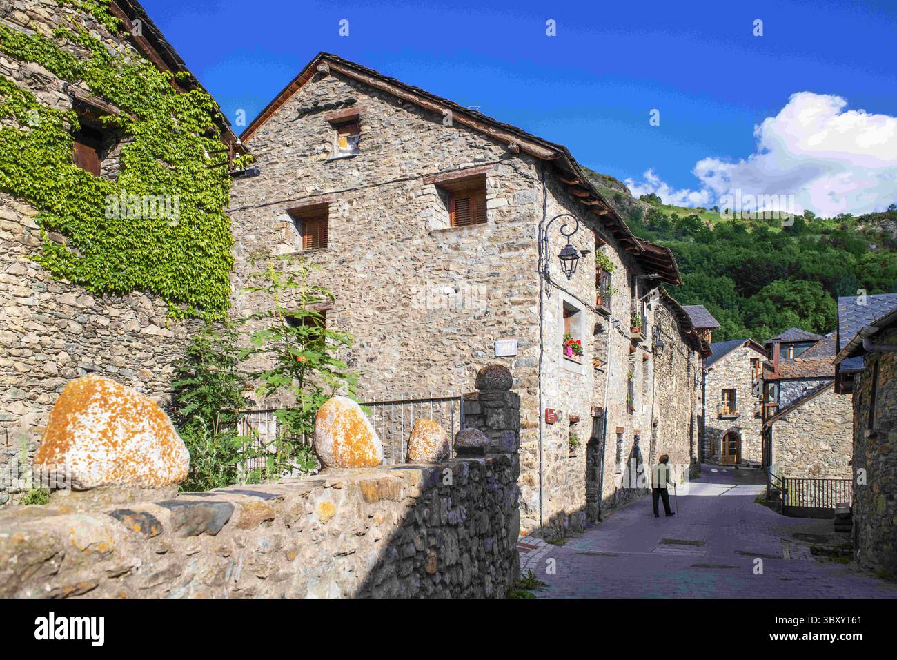 25. Juni 2021, Lleida, Spanien: Straßen und Häuser aus Stein des ländlichen Dorfes Durro, Valle de Boi, Pyrenäen, Catlunya, Spanien...Durro ist eine Stadt in der Gemeinde Valle de BohÃ­ in der Region Alta Ribagorza in der Provinz Lleida in der Autonomen Gemeinschaft Katalonien, Spanien. Es liegt auf 1384 Metern Höhe in den Ausläufern der Sierra de Corruco. Der Fluss Durro (ein Nebenfluss der Noguera de Tor) und der Fluss Barranco Cortina fließen in seiner Zeit zusammen. Es hat ein weitläufiges Weiler mit beliebter Architektur mit Schieferdächern. (Bild: © Sergi Reboredo/ZUMA Press Wire) Stockfoto