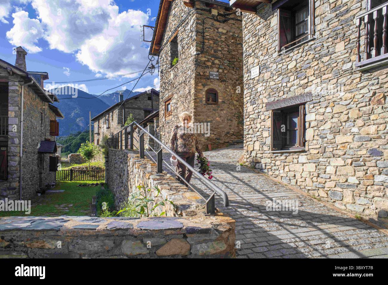 25. Juni 2021, Lleida, Spanien: Straßen und Häuser aus Stein des ländlichen Dorfes Durro, Valle de Boi, Pyrenäen, Catlunya, Spanien...Durro ist eine Stadt in der Gemeinde Valle de BohÃ­ in der Region Alta Ribagorza in der Provinz Lleida in der Autonomen Gemeinschaft Katalonien, Spanien. Es liegt auf 1384 Metern Höhe in den Ausläufern der Sierra de Corruco. Der Fluss Durro (ein Nebenfluss der Noguera de Tor) und der Fluss Barranco Cortina fließen in seiner Zeit zusammen. Es hat ein weitläufiges Weiler mit beliebter Architektur mit Schieferdächern. (Bild: © Sergi Reboredo/ZUMA Press Wire) Stockfoto