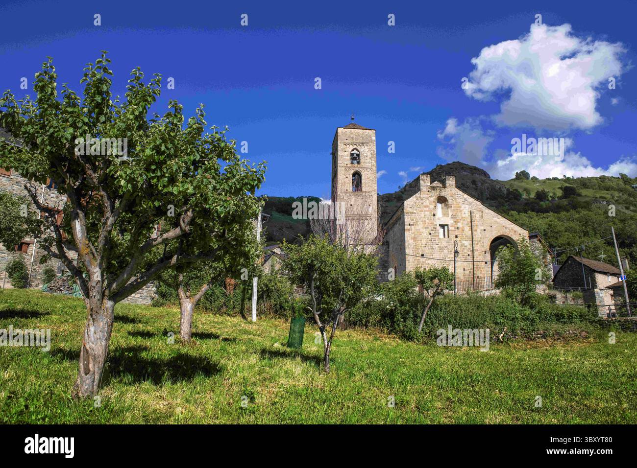 25. Juni 2021, Lleida, Spanien: Die romanische Kirche Eglasia de La Natividad, Dorf Durro, Valle de Boi, Pyrenäen, Catlunya, Spanien...Durro ist eine Stadt in der Gemeinde Valle de BohÃ­ in der Region Alta Ribagorza in der Provinz Lleida in der Autonomen Gemeinschaft Katalonien. Es liegt auf 1384 Metern Höhe in den Ausläufern der Sierra de Corruco. Der Fluss Durro (ein Nebenfluss der Noguera de Tor) und der Fluss Barranco Cortina fließen in seiner Zeit zusammen. Es hat ein weitläufiges Weiler mit beliebter Architektur mit Schieferdächern. (Bild: © Sergi Reboredo/ZUMA Press Wire) Stockfoto