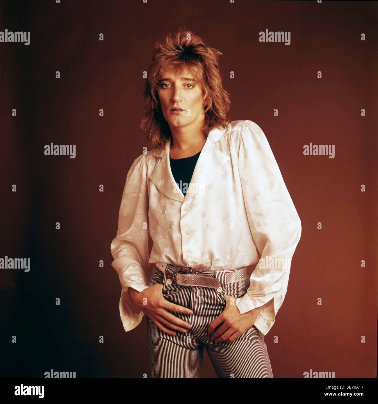 Circa 1980, New York, New York, USA: Sängerin ROD STEWART in New York um 1980. Sir Roderick David Stewart CBE ist ein britischer Rock- und Popsänger, Songwriter und Plattenproduzent. Er ist in London geboren und aufgewachsen und hat schottische und englische Abstammung. Mit seiner unverwechselbaren, rauen Stimme gehört Stewart zu den meistverkauften Musikkünstlern aller Zeiten und hat weltweit über 250 Millionen Schallplatten verkauft. (Bild: © Scott Mc Kiernan/ZUMA Press Wire) Stockfoto