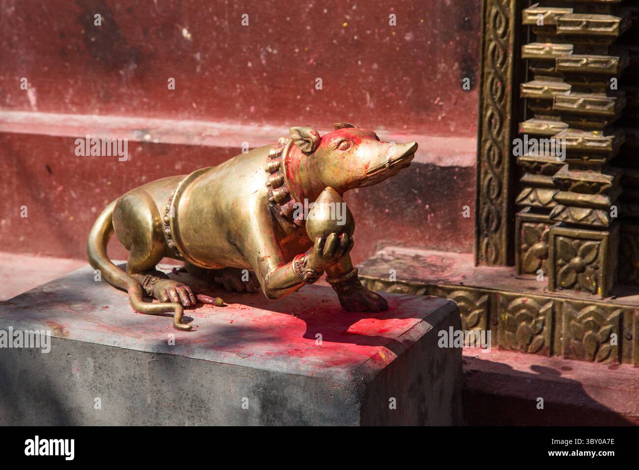 1. April 2013, Pokhara, Provinz Gandaki, Nepal: Eine Messingstatue ...