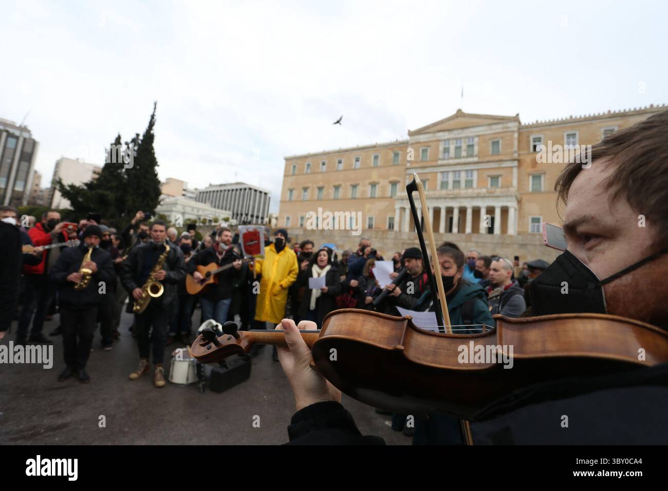 10. Januar 2022, Athen, Griechenland: Künstler in Griechenland protestieren gegen die Verschärfung der COVID-19-Beschränkungen in der Hauptstadt Athen. Dutzende versammelten sich vor dem griechischen Parlament in Zentral-Athen und sagten, dass die Beschränkungen ihre ohnehin prekäre Lebensgrundlage ersticken würden. (Foto: © Aristidis VafeiadakisZUMA Press Wire) Stockfoto