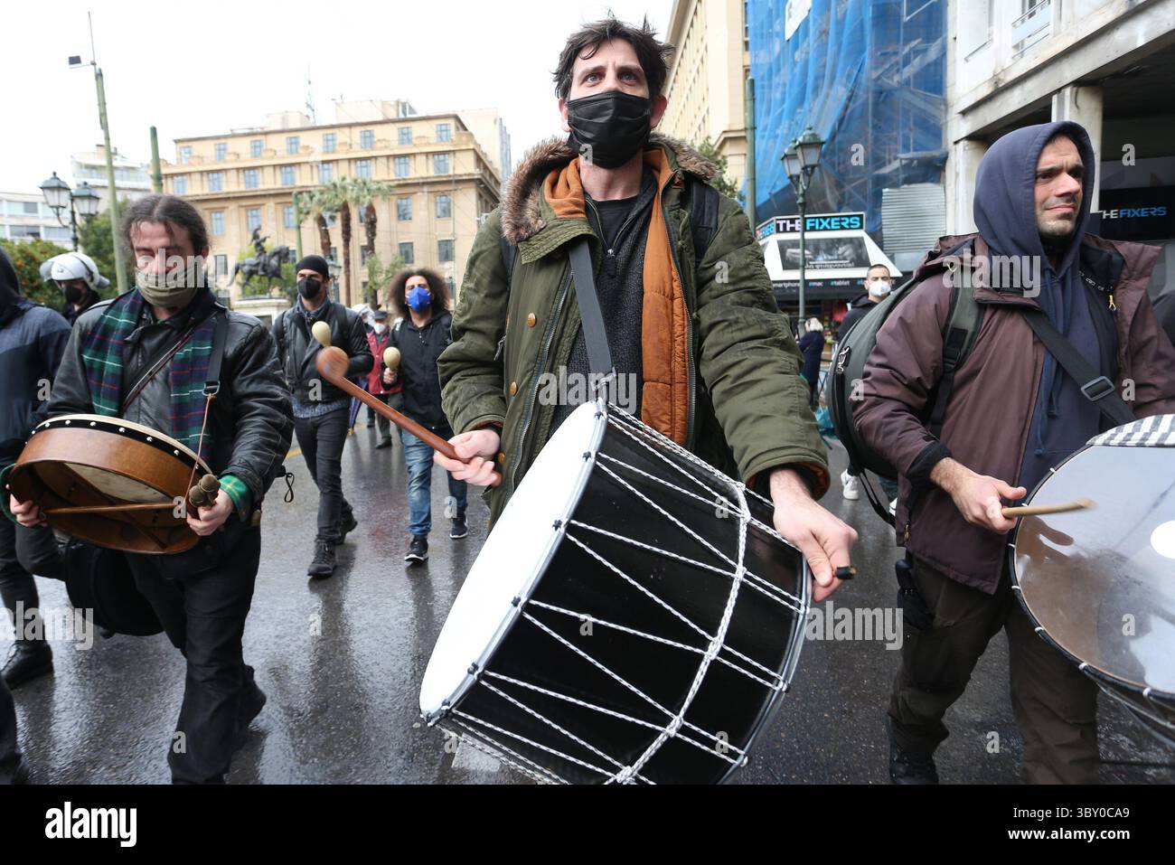 10. Januar 2022, Athen, Griechenland: Künstler in Griechenland protestieren gegen die Verschärfung der COVID-19-Beschränkungen in der Hauptstadt Athen. Dutzende versammelten sich vor dem griechischen Parlament in Zentral-Athen und sagten, dass die Beschränkungen ihre ohnehin prekäre Lebensgrundlage ersticken würden. (Foto: © Aristidis VafeiadakisZUMA Press Wire) Stockfoto
