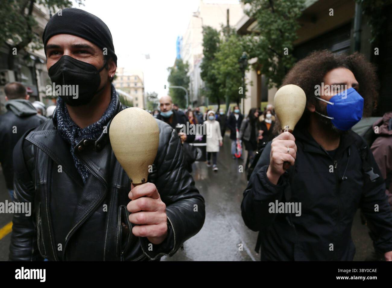 10. Januar 2022, Athen, Griechenland: Künstler in Griechenland protestieren gegen die Verschärfung der COVID-19-Beschränkungen in der Hauptstadt Athen. Dutzende versammelten sich vor dem griechischen Parlament in Zentral-Athen und sagten, dass die Beschränkungen ihre ohnehin prekäre Lebensgrundlage ersticken würden. (Foto: © Aristidis VafeiadakisZUMA Press Wire) Stockfoto