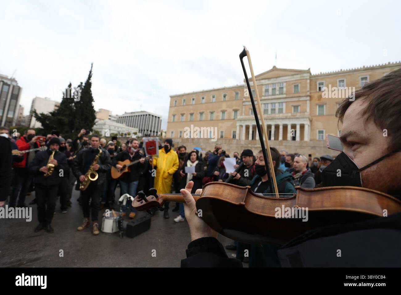 10. Januar 2022, Athen, Griechenland: Künstler in Griechenland protestieren gegen die Verschärfung der COVID-19-Beschränkungen in der Hauptstadt Athen. Dutzende versammelten sich vor dem griechischen Parlament in Zentral-Athen und sagten, dass die Beschränkungen ihre ohnehin prekäre Lebensgrundlage ersticken würden. (Foto: © Aristidis VafeiadakisZUMA Press Wire) Stockfoto