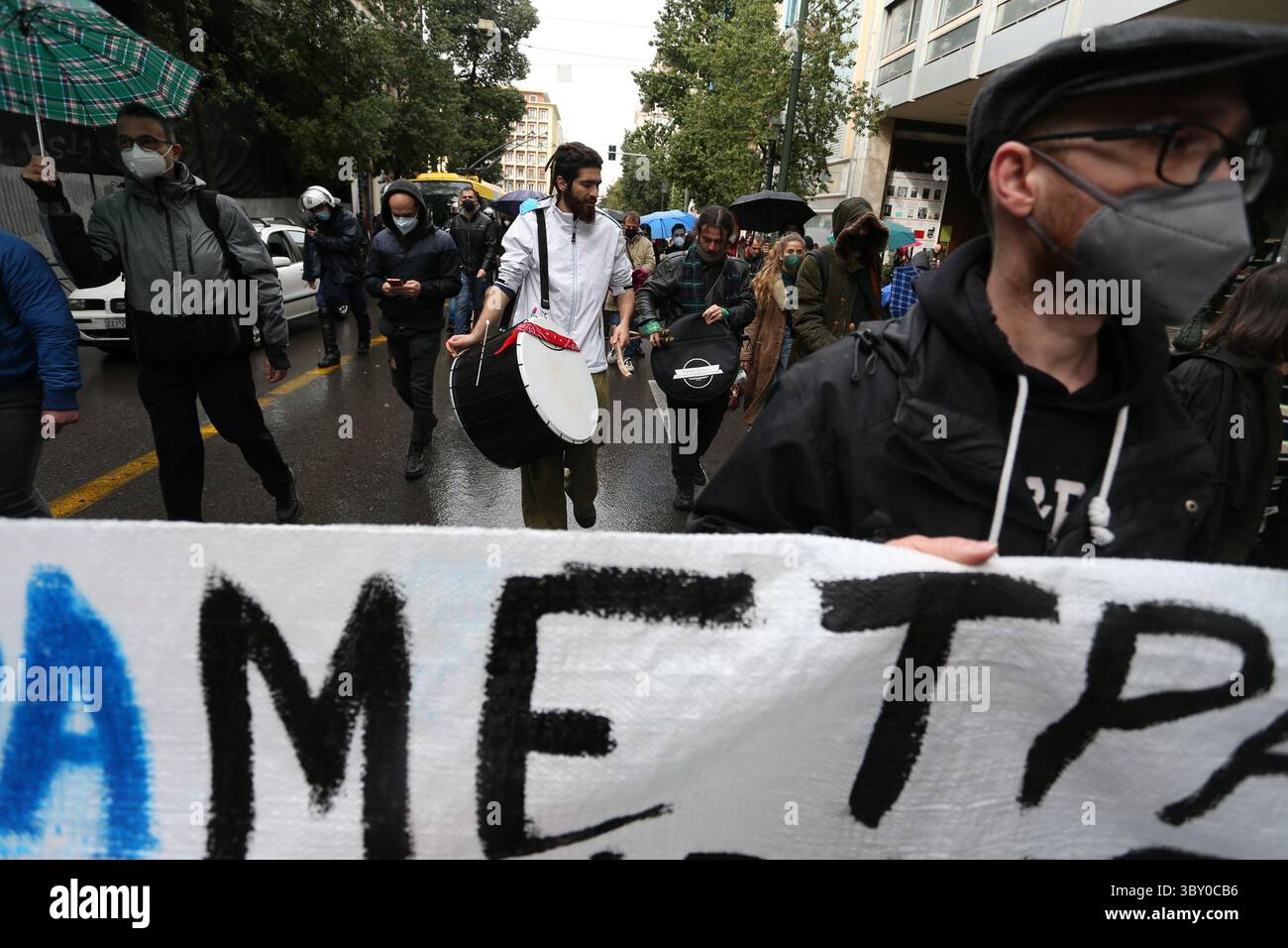 10. Januar 2022, Athen, Griechenland: Künstler in Griechenland protestieren gegen die Verschärfung der COVID-19-Beschränkungen in der Hauptstadt Athen. Dutzende versammelten sich vor dem griechischen Parlament in Zentral-Athen und sagten, dass die Beschränkungen ihre ohnehin prekäre Lebensgrundlage ersticken würden. (Foto: © Aristidis VafeiadakisZUMA Press Wire) Stockfoto