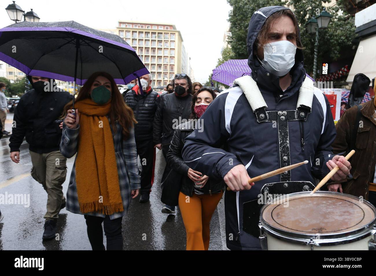 10. Januar 2022, Athen, Griechenland: Künstler in Griechenland protestieren gegen die Verschärfung der COVID-19-Beschränkungen in der Hauptstadt Athen. Dutzende versammelten sich vor dem griechischen Parlament in Zentral-Athen und sagten, dass die Beschränkungen ihre ohnehin prekäre Lebensgrundlage ersticken würden. (Foto: © Aristidis VafeiadakisZUMA Press Wire) Stockfoto