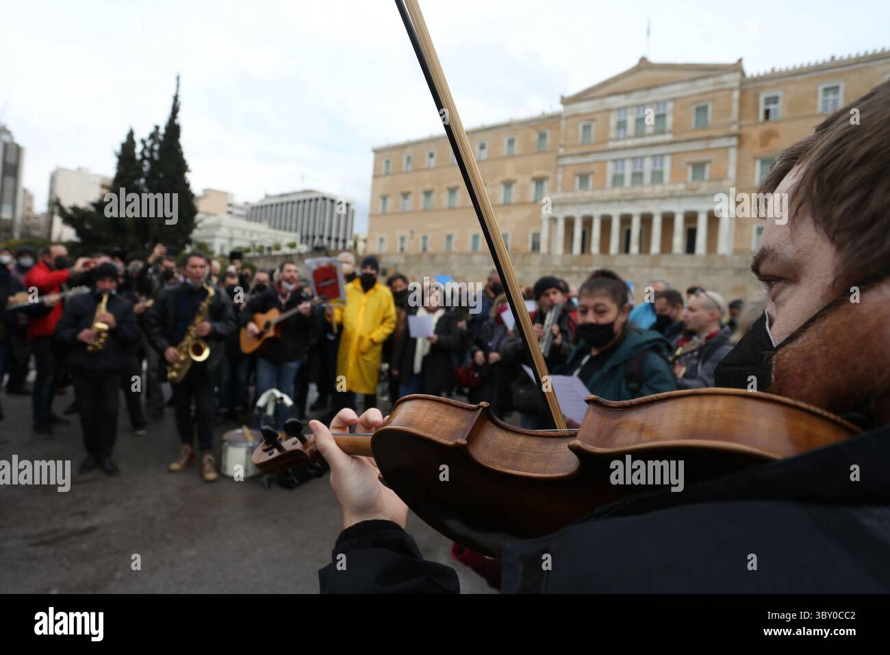 10. Januar 2022, Athen, Griechenland: Künstler in Griechenland protestieren gegen die Verschärfung der COVID-19-Beschränkungen in der Hauptstadt Athen. Dutzende versammelten sich vor dem griechischen Parlament in Zentral-Athen und sagten, dass die Beschränkungen ihre ohnehin prekäre Lebensgrundlage ersticken würden. (Foto: © Aristidis VafeiadakisZUMA Press Wire) Stockfoto