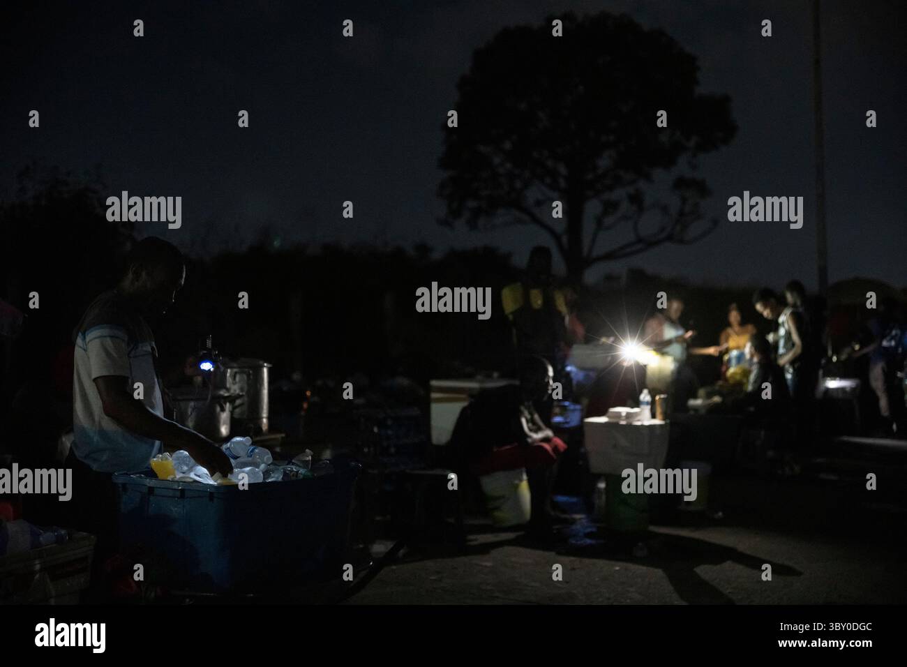 17. Dezember 2021, Tapachula, Chiapas, Mexiko: Haitianer, die in Tapachula bleiben, servieren andere Migrantenlager mit der Hoffnung, einen Bus zu nehmen, der vom National Institute of Migration in Chiapas, Mexiko bereitgestellt wird. Das Lager steigt auf mehrere Tausend an und kann bis zu einem Kilometer lang sein. Es wurde von einem Mangel an Wasser, Nahrungsmitteln und sanitären Einrichtungen geplagt. Der langsame Einsatz von Bussen in Richtung Norden hat die Tausenden von Haitianern und anderen Migranten, die in der Stadt nicht untergebracht sind, frustriert. (Bild: © Richard Tsong-Taatarii/ZUMA Press Wire Service) Stockfoto 17. Dezember 2021, Tapachula, Chiapas, Mexiko: Haitianer, die in Tapachula bleiben, servieren andere Migrantenlager mit der Hoffnung, einen Bus zu nehmen, der vom National Institute of Migration in Chiapas, Mexiko bereitgestellt wird. Das Lager steigt auf mehrere Tausend an und kann bis zu einem Kilometer lang sein. Es wurde von einem Mangel an Wasser, Nahrungsmitteln und sanitären Einrichtungen geplagt. Der langsame Einsatz von Bussen in Richtung Norden hat die Tausenden von Haitianern und anderen Migranten, die in der Stadt nicht untergebracht sind, frustriert. (Bild: © Richard Tsong-Taatarii/ZUMA Press Wire Service) Stockfoto