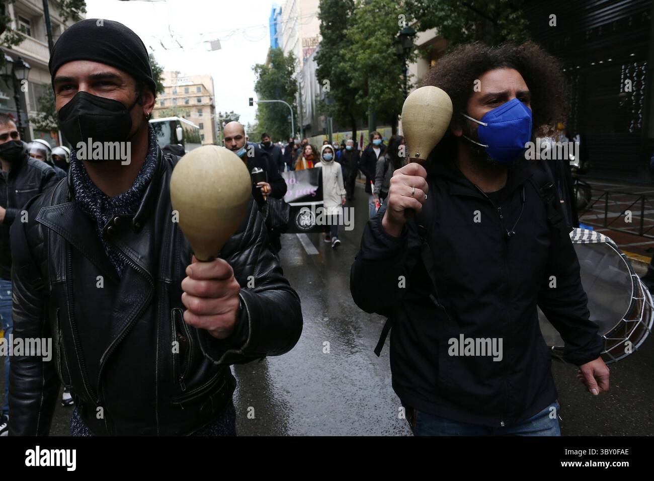 10. Januar 2022, Athen, Griechenland: Künstler in Griechenland protestieren gegen die Verschärfung der COVID-19-Beschränkungen in der Hauptstadt Athen. Dutzende versammelten sich vor dem griechischen Parlament in Zentral-Athen und sagten, dass die Beschränkungen ihre ohnehin prekäre Lebensgrundlage ersticken würden. (Foto: © Aristidis VafeiadakisZUMA Press Wire) Stockfoto