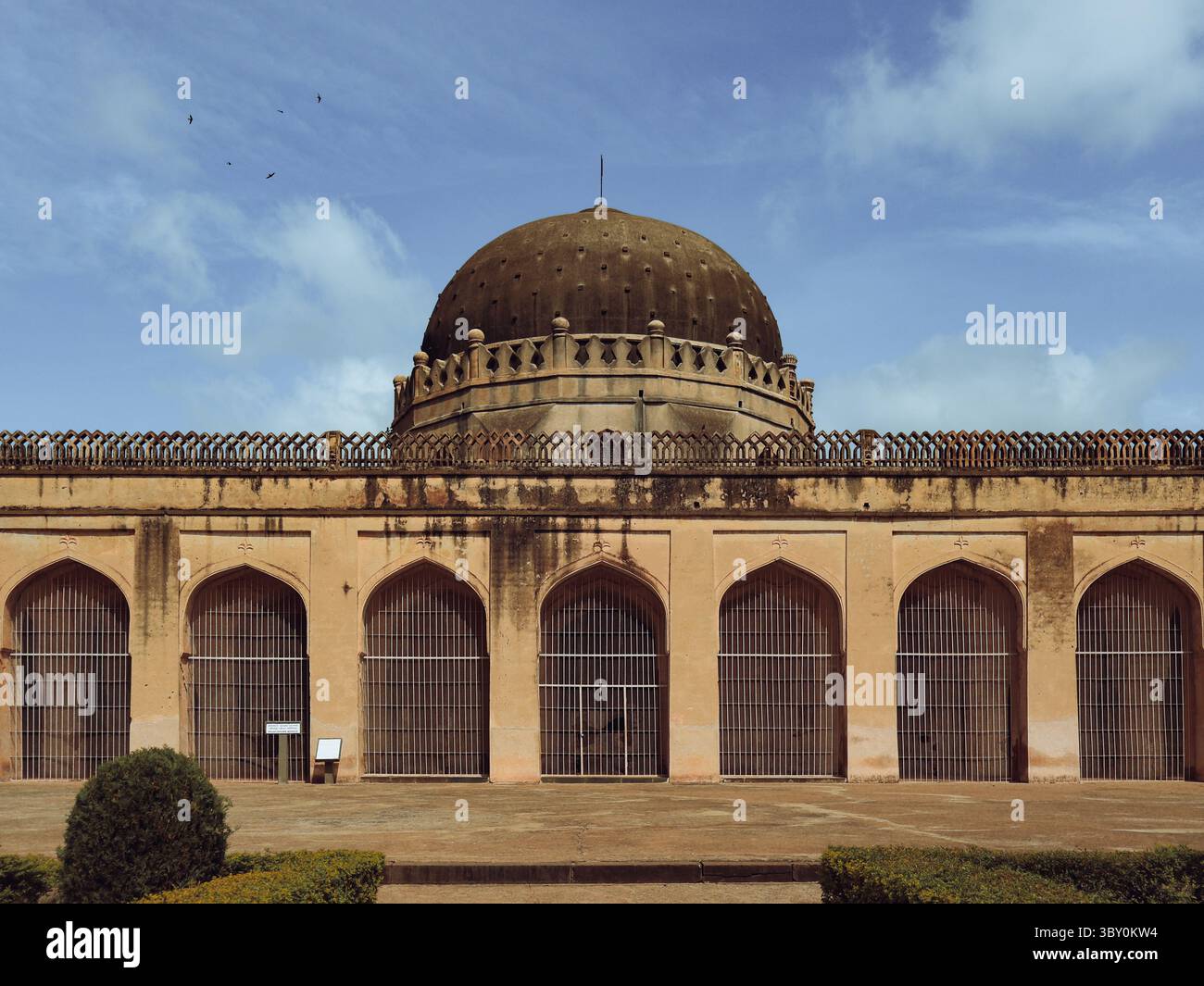 Solah Khamba Moschee mit ihrer markanten Kuppel und indoislamischen Architektur, Bidar, Karnataka, Indien Stockfoto