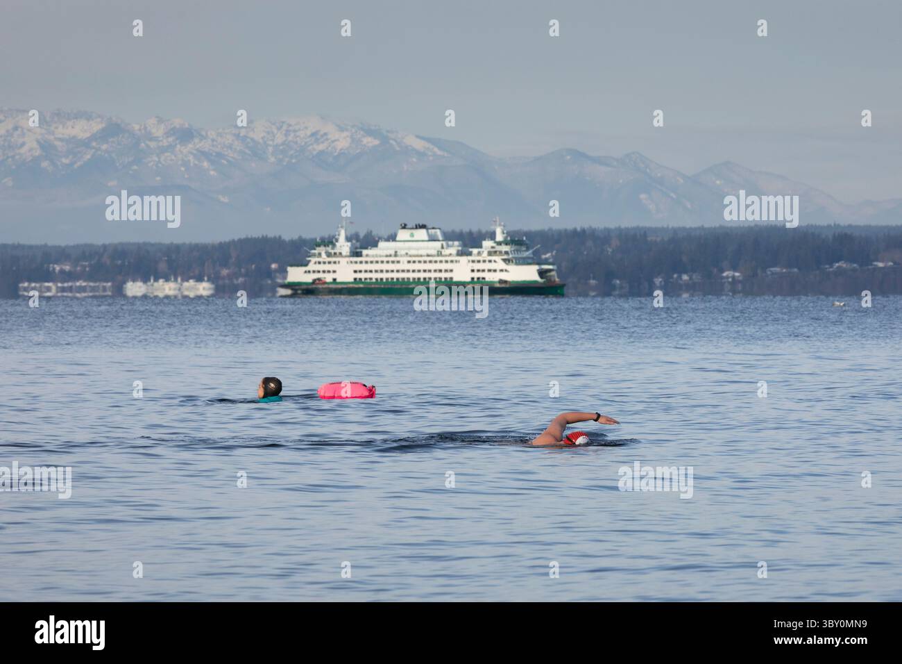 1. Januar 2022, Seattle, Washington, USA: Schwimmen im Alki Beach Polar Bear Schwimmen am 1. Januar 2022 im Alki Beach Park. (Foto: © Paul Christian Gordon/ZUMA Press Wire) Stockfoto