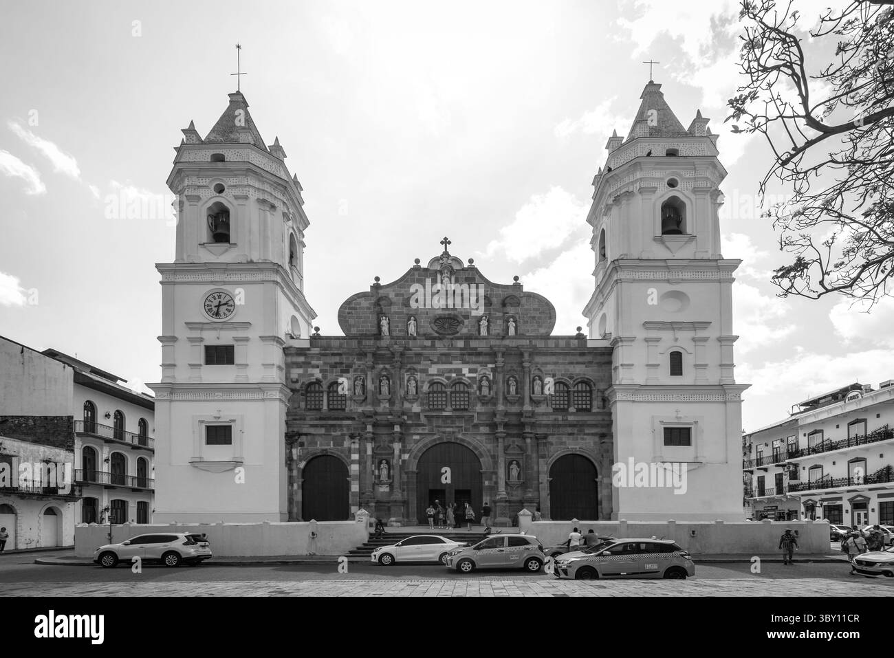 Panama-Stadt, Panama - 13. April 2024: Die Basilika Santa Maria la Antigua befindet sich in Panama-Stadt. Schwarz-weiß-Pho Stockfoto