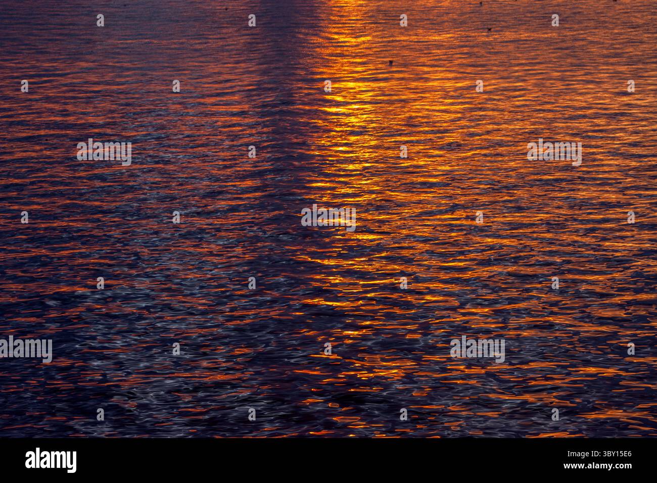 Der Sonnenuntergang spiegelt sich in den aktiven Gewässern des Genfer Sees, Clarens, Schweiz Stockfoto