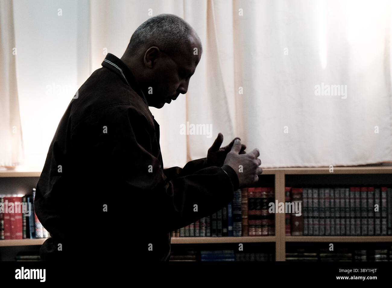 30. November 2016, Jerusalem, Israel: In diesem AKTENFOTO vom 30. November 2016 betet ein muslimischer Mann in der Al-Rahman-Moschee im Dorf Bet Safafa. Die Stadt Jerusalem hat einen Gerichtsbeschluss eingereicht, um eine neue goldene Kuppel, ein Modell des Haram Al Sharif Tempelberges, auf der Al Rahman Moschee in Jerusalemâ Stadtteil Beit Safafa, abzureißen. Die Gemeinde begründete ihren Antrag, dass neue Obergeschosse und Kuppel ohne Genehmigung und Inspektion von kommunalen Ingenieuren gebaut wurden und eine Bedrohung der öffentlichen Sicherheit darstellen. (Bild: © Nir Alon/ZUMA Press Wire) Stockfoto