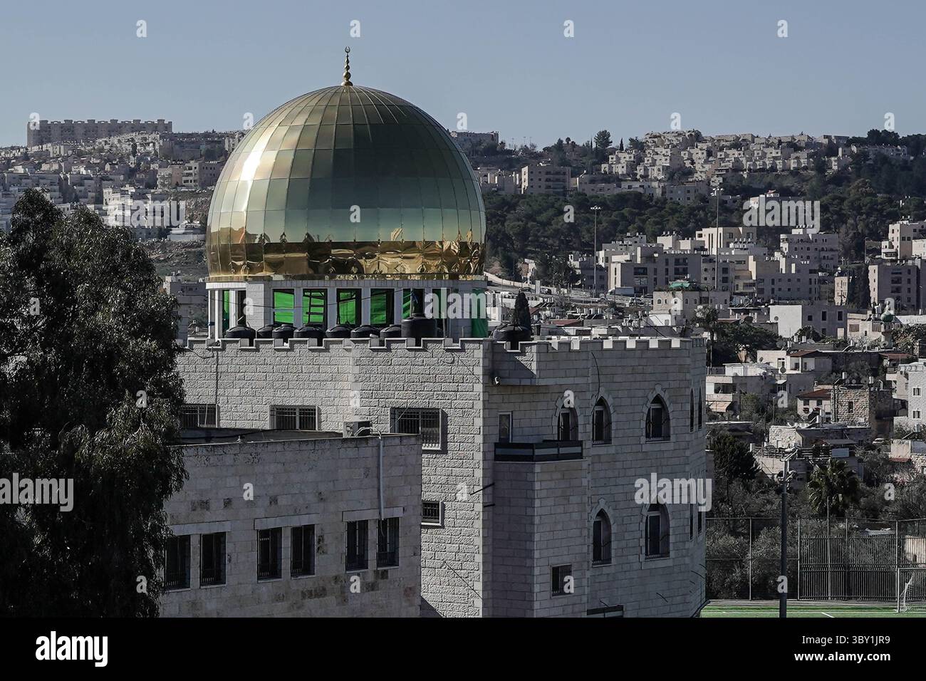 17. Januar 2022, Jerusalem, Israel: Die Gemeinde Jerusalem hat einen Gerichtsbeschluss eingereicht, um eine neue goldene Kuppel, ein Modell des Haram Al Sharif Tempelberges, auf der Al Rahman Moschee in Jerusalemâ Stadtteil Beit Safafa, zu zerstören. Die Gemeinde begründete ihren Antrag, dass neue Obergeschosse und Kuppel ohne Genehmigung und Inspektion von kommunalen Ingenieuren gebaut wurden und eine Bedrohung der öffentlichen Sicherheit darstellen. (Bild: © Nir Alon/ZUMA Press Wire) Stockfoto