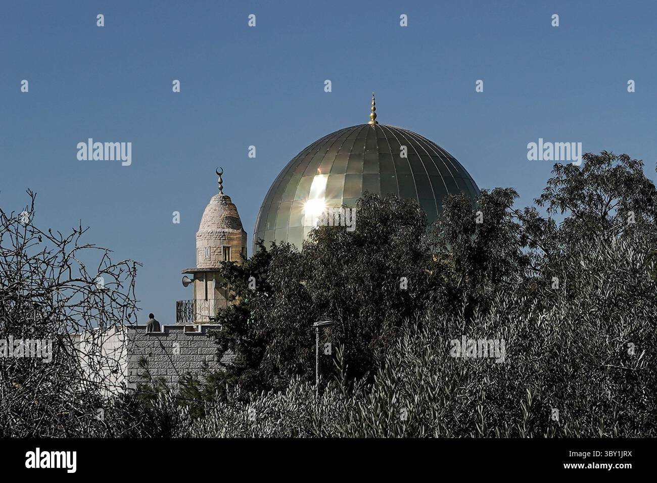 17. Januar 2022, Jerusalem, Israel: Die Gemeinde Jerusalem hat einen Gerichtsbeschluss eingereicht, um eine neue goldene Kuppel, ein Modell des Haram Al Sharif Tempelberges, auf der Al Rahman Moschee in Jerusalemâ Stadtteil Beit Safafa, zu zerstören. Die Gemeinde begründete ihren Antrag, dass neue Obergeschosse und Kuppel ohne Genehmigung und Inspektion von kommunalen Ingenieuren gebaut wurden und eine Bedrohung der öffentlichen Sicherheit darstellen. (Bild: © Nir Alon/ZUMA Press Wire) Stockfoto