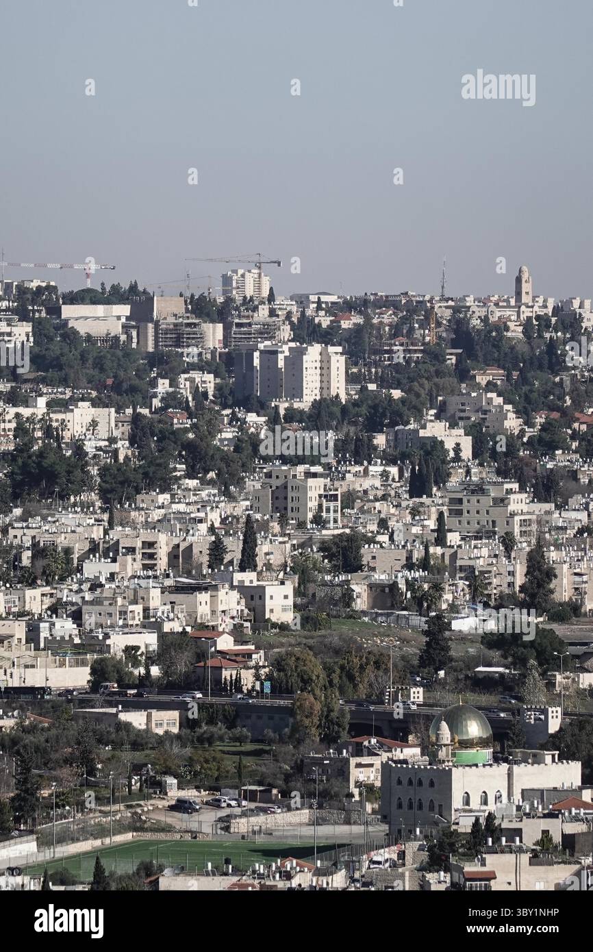 17. Januar 2022, Jerusalem, Israel: Die Gemeinde Jerusalem hat einen Gerichtsbeschluss eingereicht, um eine neue goldene Kuppel, ein Modell des Haram Al Sharif Tempelberges, auf der Al Rahman Moschee in Jerusalemâ Stadtteil Beit Safafa, zu zerstören. Die Gemeinde begründete ihren Antrag, dass neue Obergeschosse und Kuppel ohne Genehmigung und Inspektion von kommunalen Ingenieuren gebaut wurden und eine Bedrohung der öffentlichen Sicherheit darstellen. (Bild: © Nir Alon/ZUMA Press Wire) Stockfoto