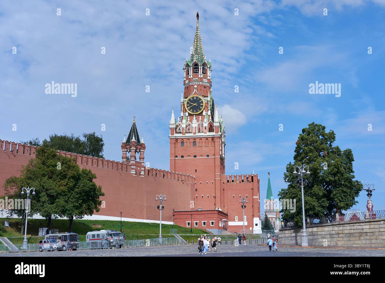Nahaufnahme von Spasskaya Clock Tower mit kunstvollem Mauerwerk und goldenen Händen gegen den tiefblauen Himmel auf Rot Stockfoto