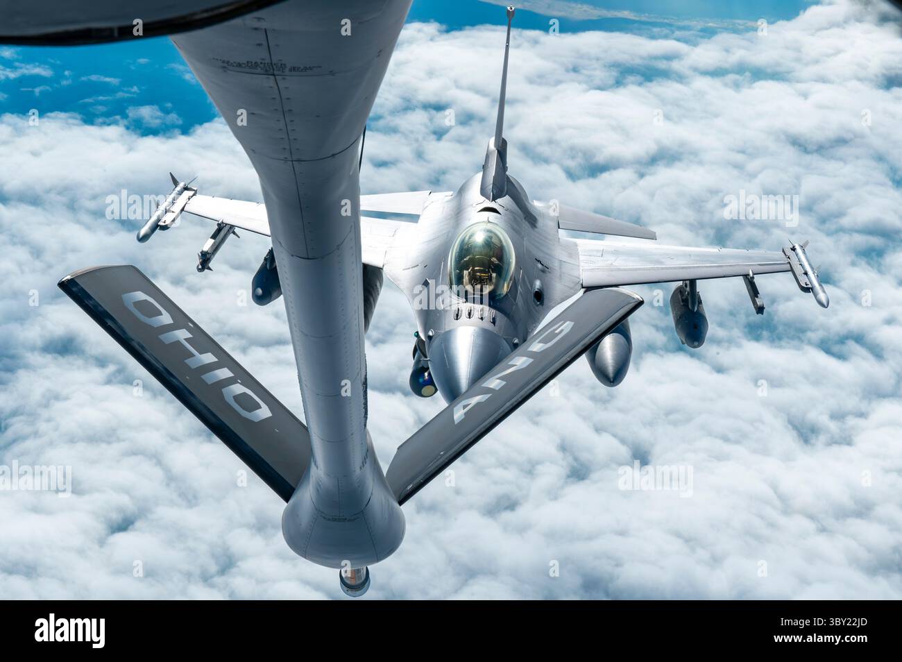 Ein Stratotanker der US-Luftwaffe KC-135 mit dem 121. Luftbetankungsflügel bereitet sich darauf vor, einen F-16-Kampffalken aufzutanken, der dem 177. Jagdflügel zugeteilt wurde. Stockfoto