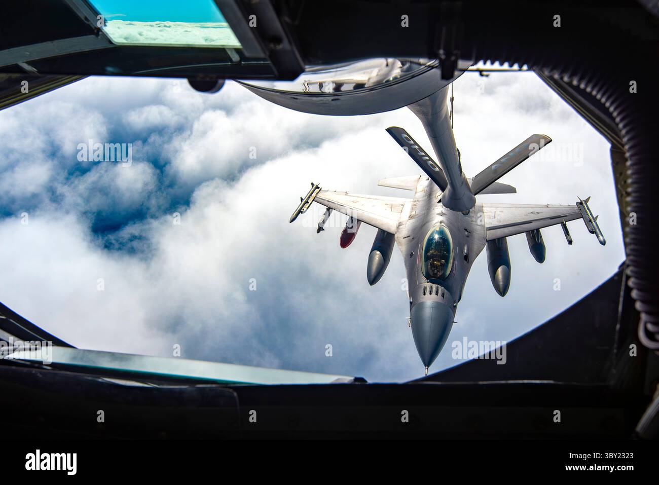 Ein Stratotanker der U.S. Air Force KC-135 mit dem 121st Air Tanking Wing betankt einen F-16 Fighting Falcon, der während exe dem 177th Fighter Wing zugewiesen wurde Stockfoto