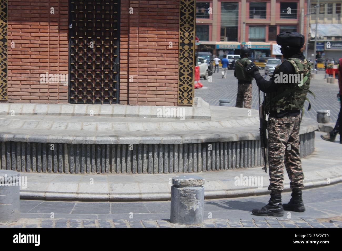 Indische Sicherheitspersonal steht am 18. Juli 2025 Wache am Uhrturm Lal Chowk Srinagar. Stockfoto