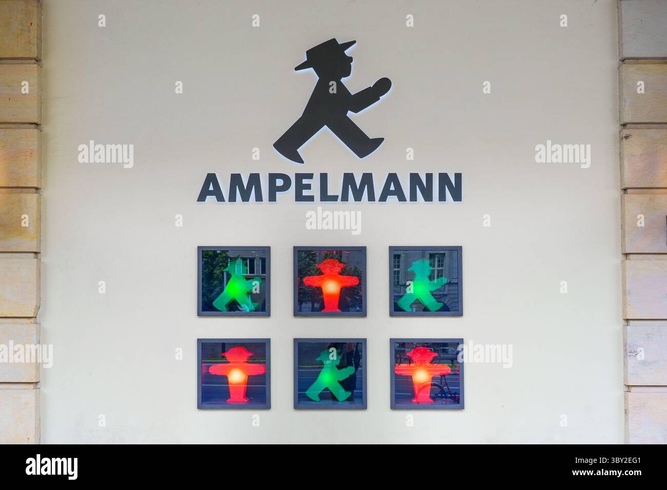 Berlin, Deutschland - 1. Juni 2025: AMPELMANN-Ikonen in verschiedenen Farben hängen an einer Wand und zeigen die berühmten Ampelfiguren Berlins. Leuchtende Farben Stockfoto
