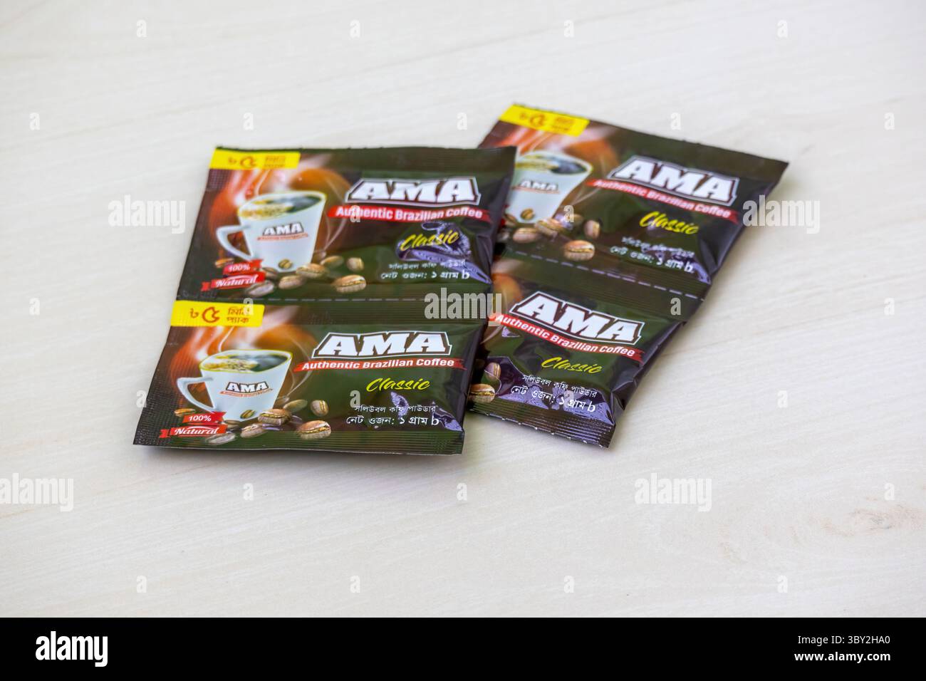 Nahaufnahme von AMA authentischen brasilianischen löslichen Kaffeepulver Mini-Paketen auf einem hellen Holzhintergrund. Klassischer Instant Coffee für eine schnelle und einfache Zubereitung. Stockfoto