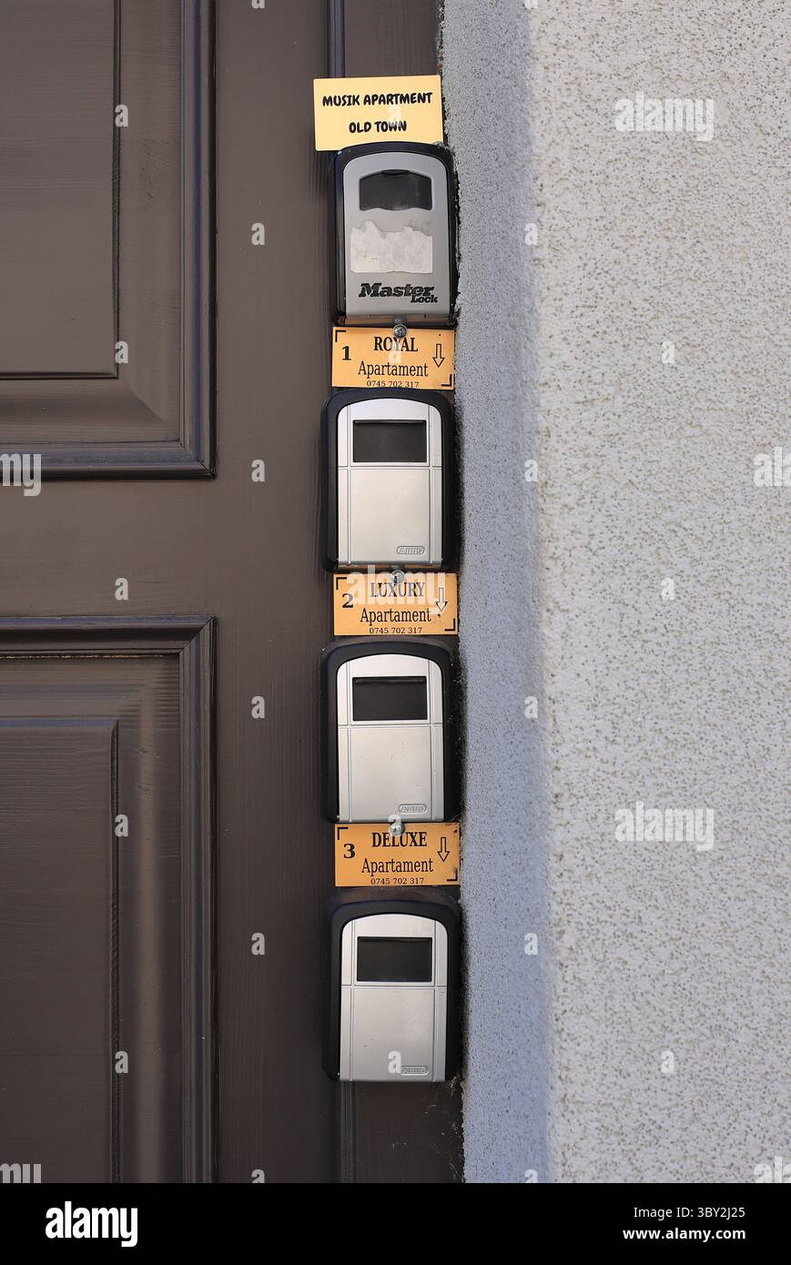 Schlüsselfelder außerhalb von Immobilien für kurzfristige Mietobjekte wie Airbnbs, die in einigen Städten unbeliebt sind. Stockfoto