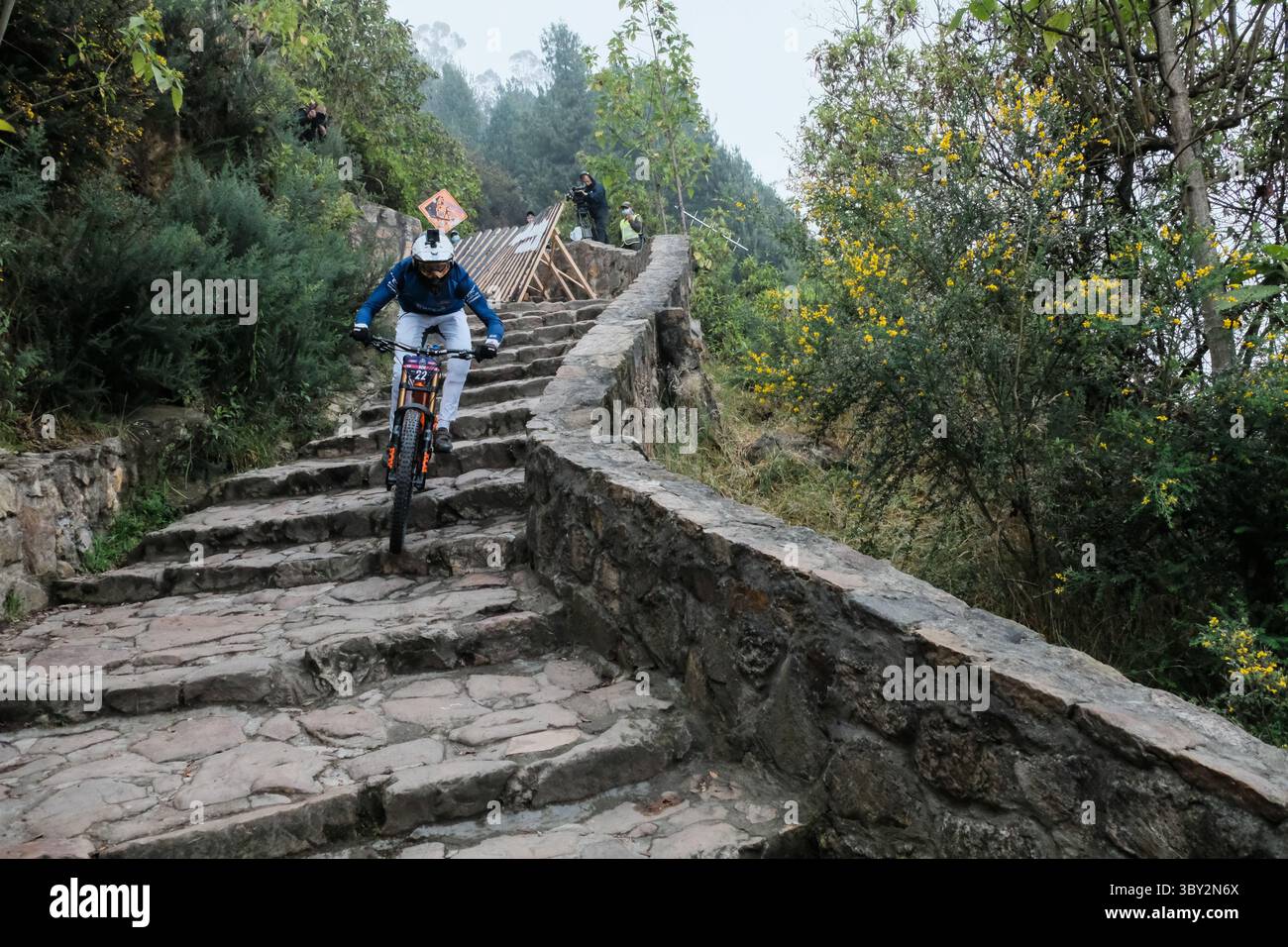 5. Februar 2022, Bogota, Cundinamarca, Kolumbien: Der britische Radrennfahrer Ben Moore tritt am 6. Februar 2022 beim RedBull Monserrate Cerro Abajo 2022 Downhill-Rennen in der berühmten Touristenattraktion Monserrate in Bogota, Kolumbien, an. Camilo Sanchez „Paquito“ gewann das Rennen mit einer Zeit von 4:41,82 (Foto: © David Ospina/LongVisual via ZUMA Press Wire) Stockfoto