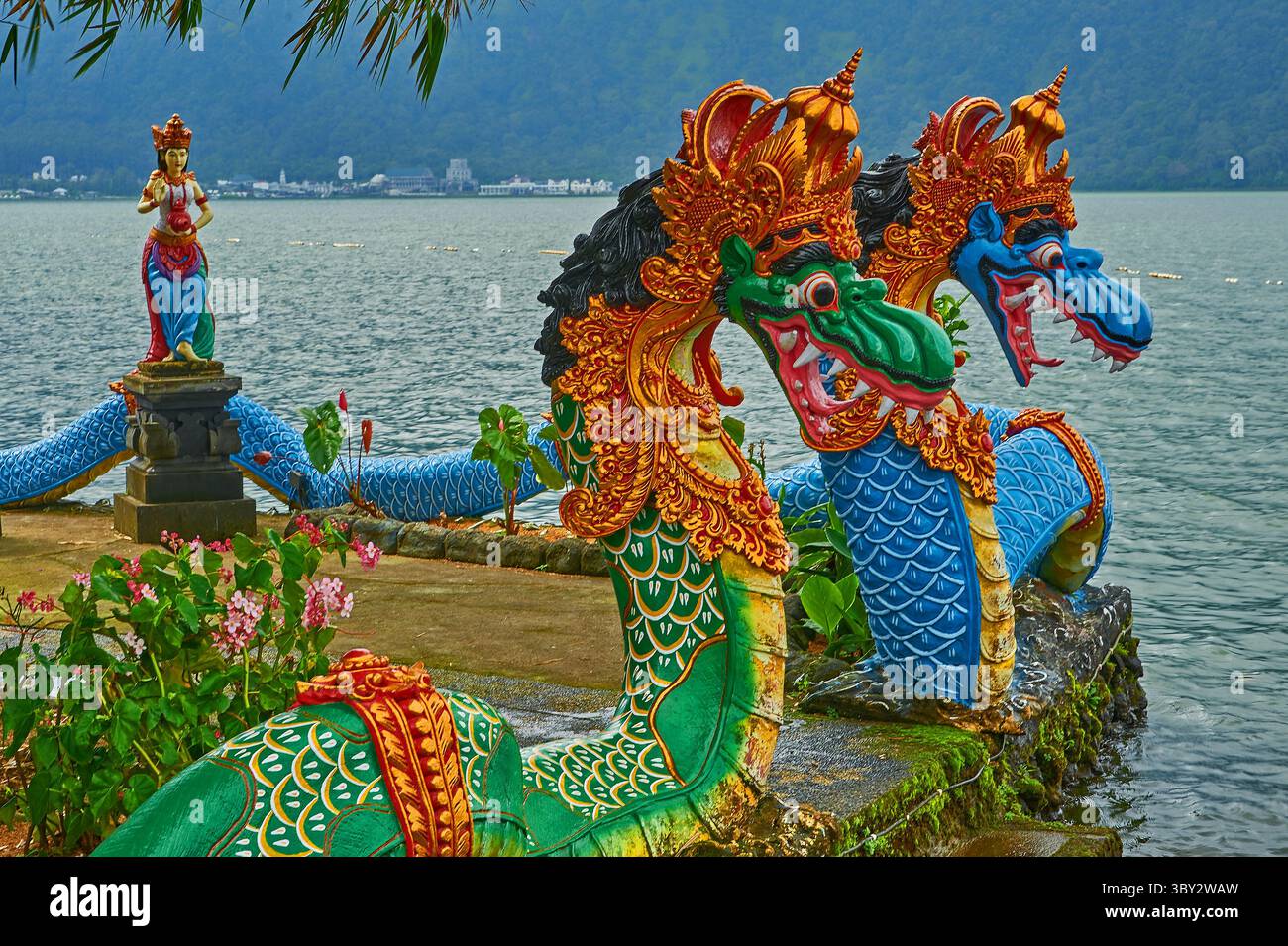 Ulan Danu Beratan ist ein bedeutender hinduistischer Tempel am Ufer des Beratan-Sees im Norden von Bali, Indonesien. Stockfoto