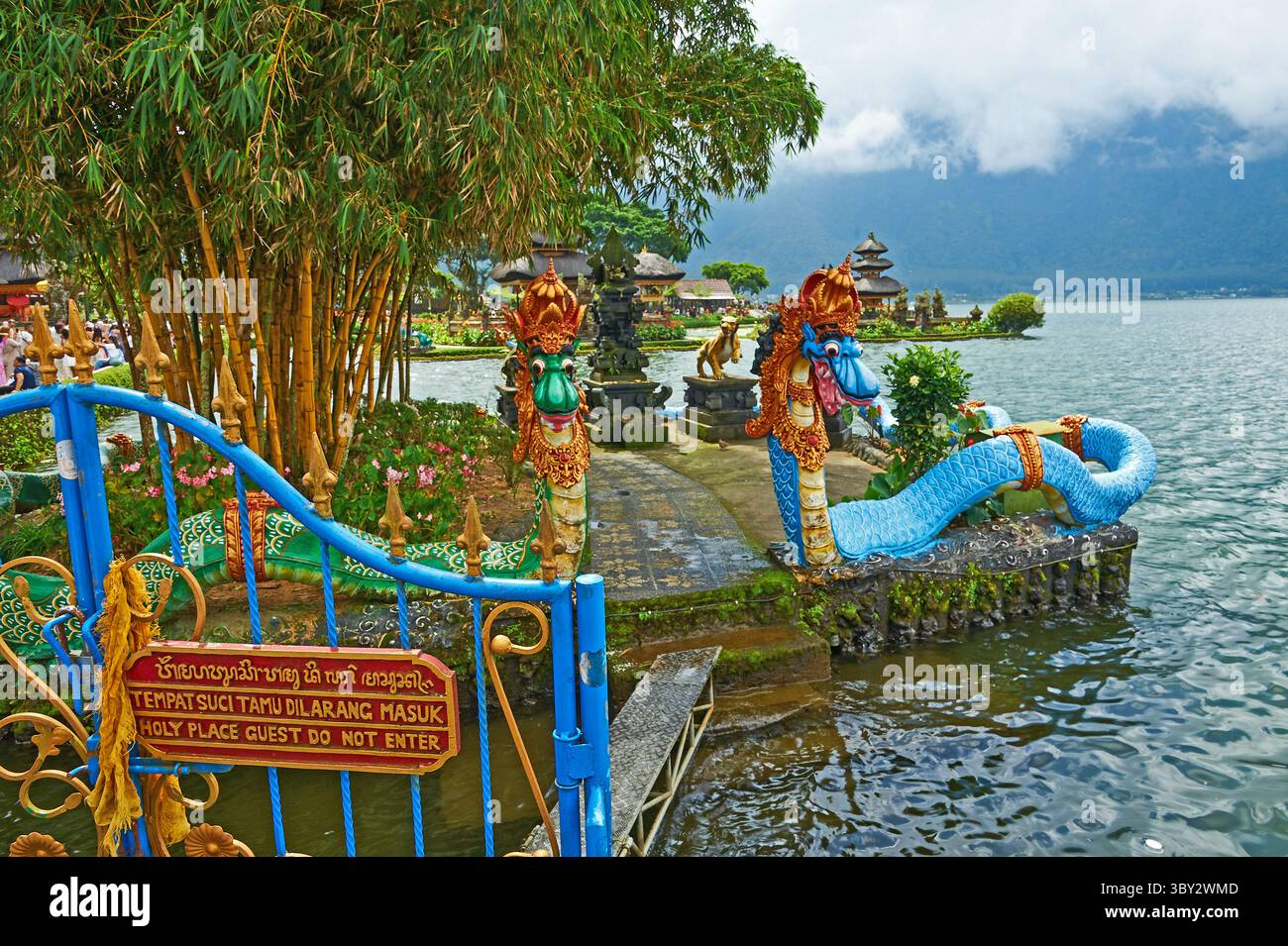 Ulan Danu Beratan ist ein bedeutender hinduistischer Tempel am Ufer des Beratan-Sees im Norden von Bali, Indonesien. Stockfoto