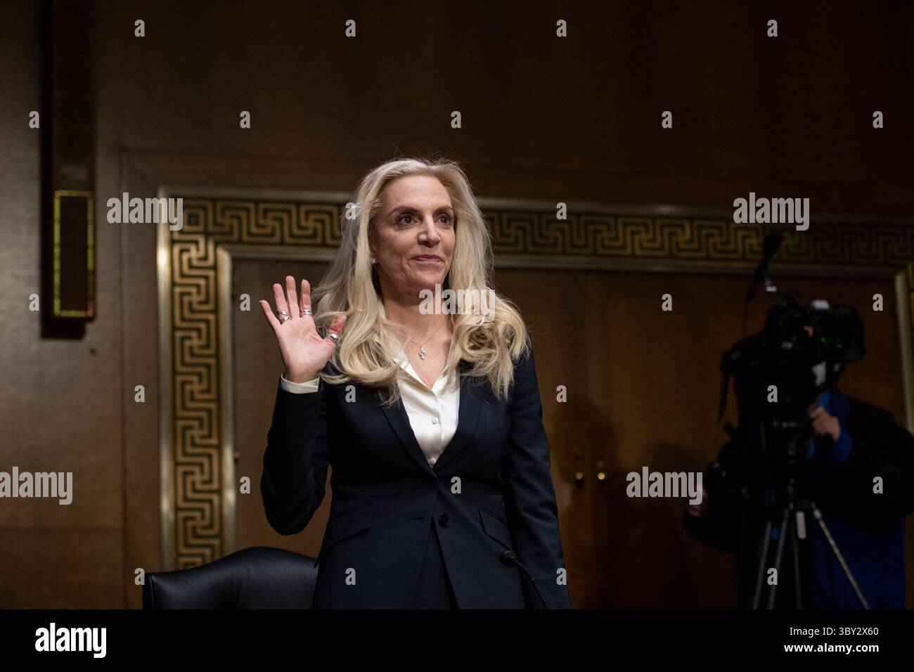 13. Januar 2022, Washington, District of Columbia, USA: Lael Brainard wird vereidigt, als sie am Donnerstag, 13. Januar 2022 vor einer Anhörung des Senatsausschusses für Banken, Wohnungsbau und Stadtentwicklung für ihre Ernennung zum stellvertretenden Vorsitzenden des Board of Governors des Federal Reserve Systems im Dirksen Senate Office Building in Washington, DC, auftritt (Kreditbild: © Rod Lamkey/CNP via ZUMA Press Wire) Stockfoto