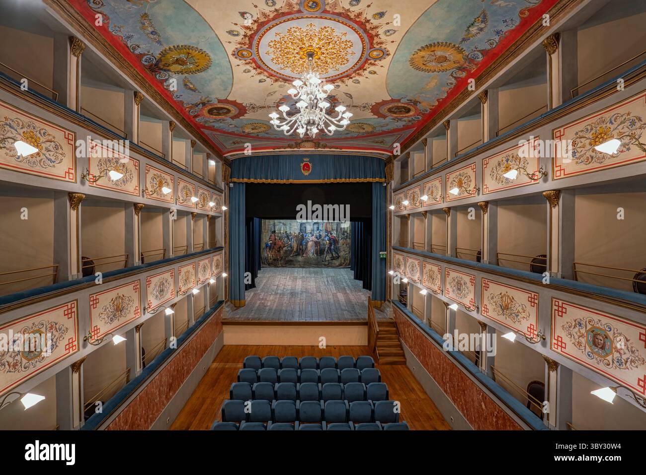 Das Innere des historischen Luigi Mercantini Theaters zeigt eine elegante Bühne, verzierte Balkone und komplizierte Deckenfresken. Ripatransone, Marken Stockfoto