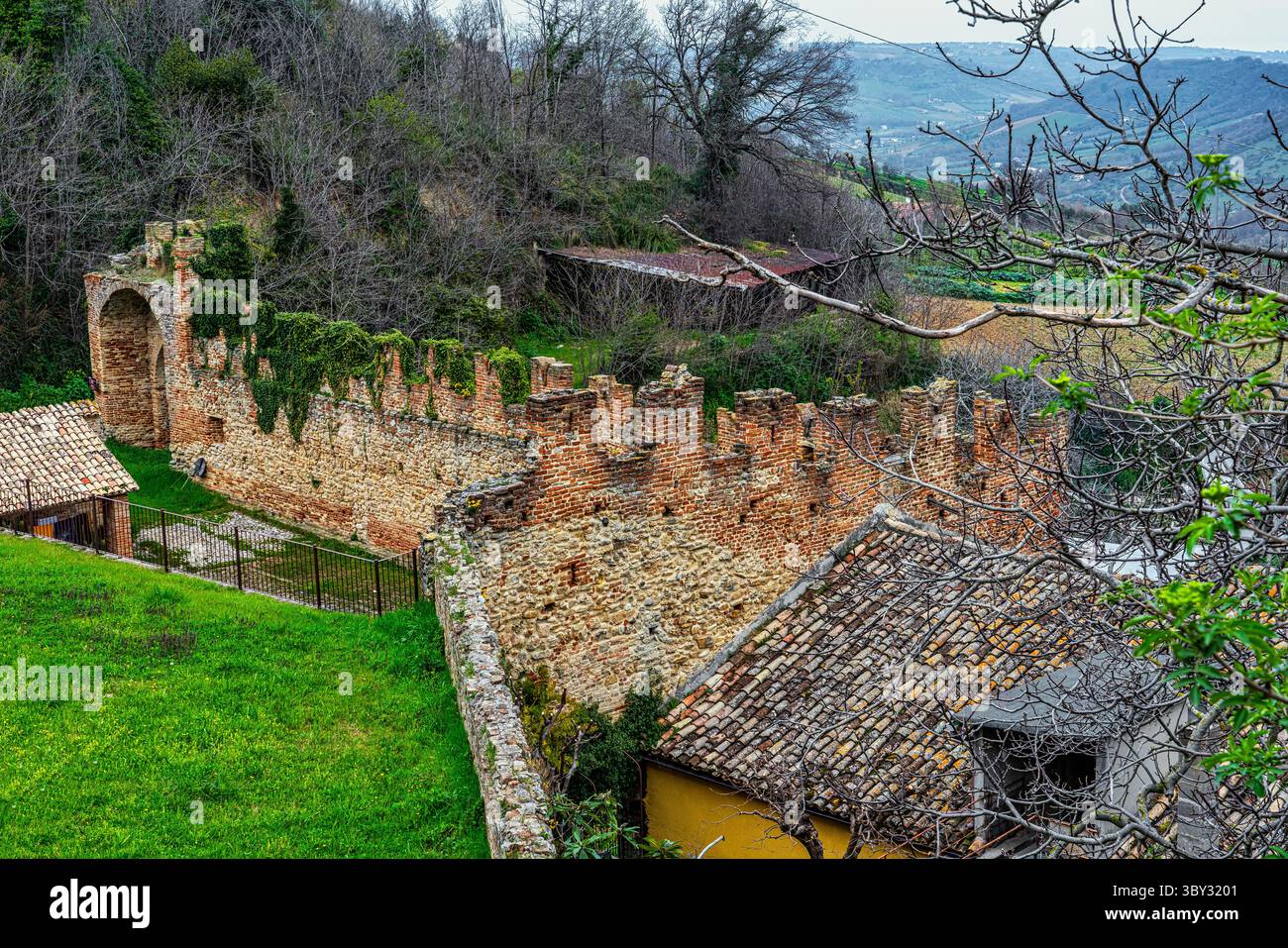Mittelalterlicher Innenhof der Brunnen. Die antiken Fontänen von Ripatransone, direkt außerhalb der Stadtmauern. Ripatransone, Ascoli Piceno, Marken Stockfoto