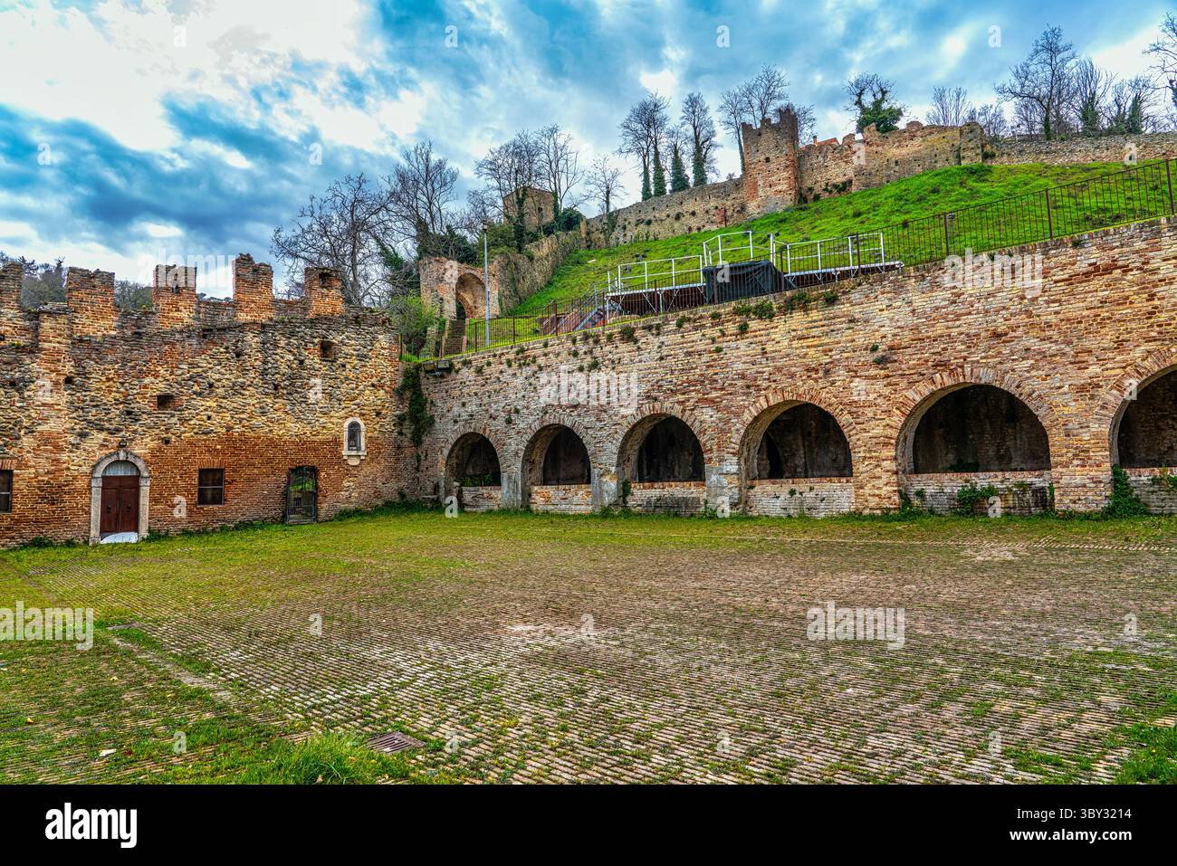 Mittelalterlicher Innenhof der Brunnen. Die antiken Fontänen von Ripatransone, direkt außerhalb der Stadtmauern. Ripatransone, Ascoli Piceno, Marken Stockfoto