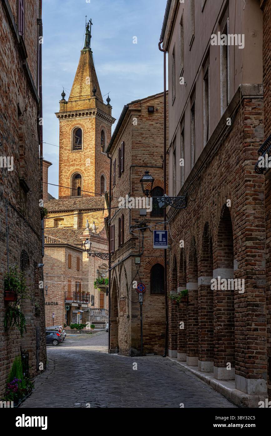 Eine mittelalterliche Straße, die von Backsteinhäusern gesäumt ist, führt zur Kathedrale der Heiligen Gregor und Margarete in Ripatransone. Ripatransone, Ascoli Piceno, Marken Stockfoto