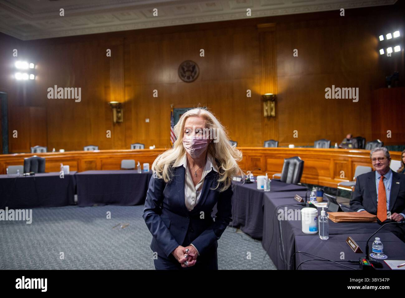 13. Januar 2022, Washington, District of Columbia, USA: Lael Brainard geht zu ihrem Sitz, nachdem sie den US-Senator John Neely Kennedy (Republikanerin von Louisiana) begrüßt hat, rechts, als sie am Donnerstag, 13. Januar 2022 zu einer Anhörung des Senatsausschusses für Banken, Wohnen und Stadtentwicklung kommt, um ihre Nominierung als stellvertretende Vorsitzende des Board of Governors des Federal Reserve Systems im Dirksen Senate Office Building in Washington, DC, D.C. Stockfoto