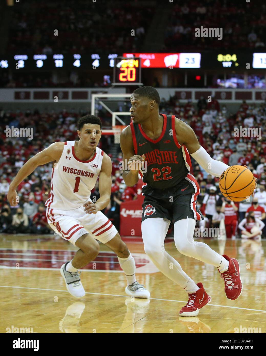 13. Januar 2022: Malaki Branham (22), bewacht von Johnny Davis (1) während des NCAA-Basketballspiels zwischen den Ohio State Buckeyes und den Wisconsin Badgers im Kohl Center in Madison, WI. Darren Lee/CSM(Kreditbild: &Copy; Darren Lee/CSM via ZUMA Wire) Stockfoto